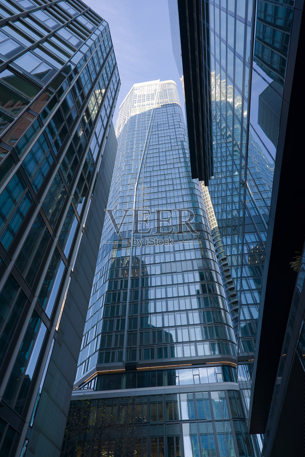 阳光明媚的秋日，德国法兰克福城市风光，高楼林立。照片摄影图片