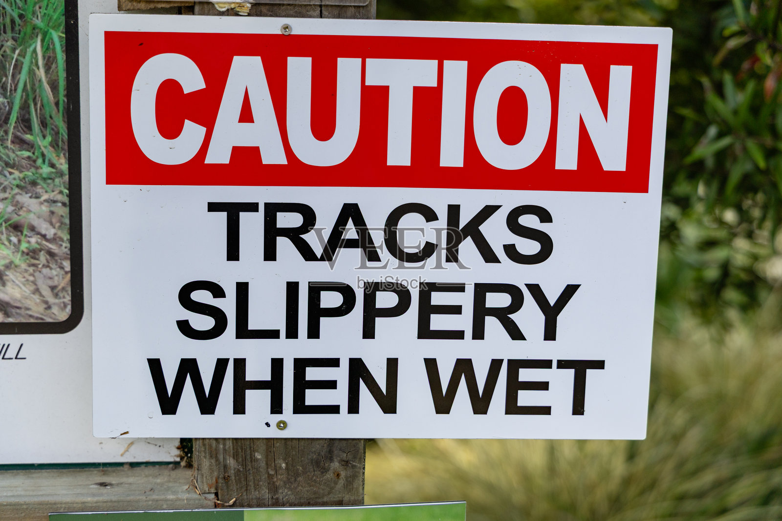小心路滑 户外湿滑警示照片摄影图片