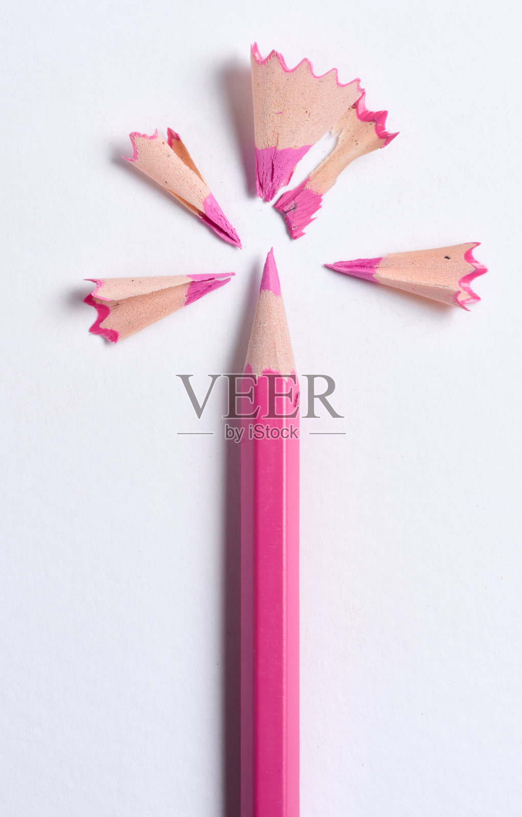 白底木屑和粉色铅笔，俯视视角照片摄影图片
