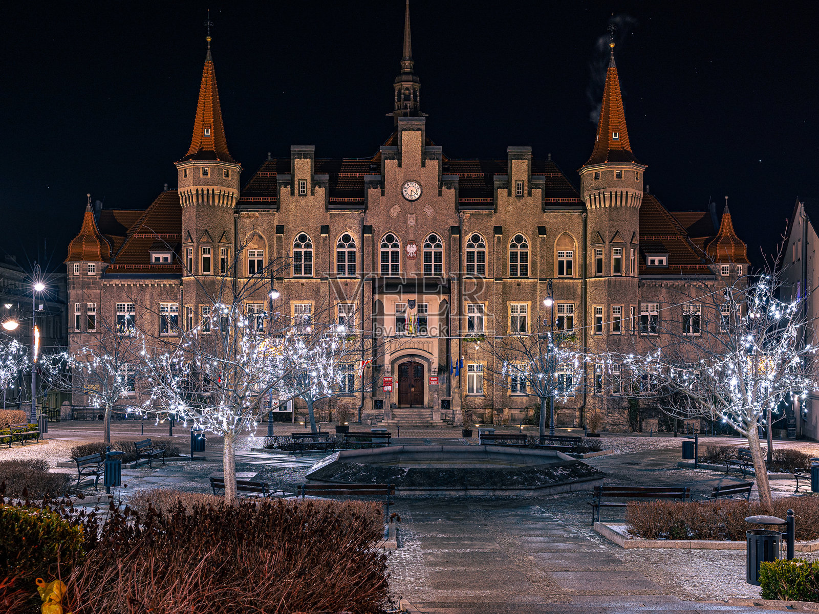 波兰瓦尔布日赫市夜景中的历史市政厅照片摄影图片