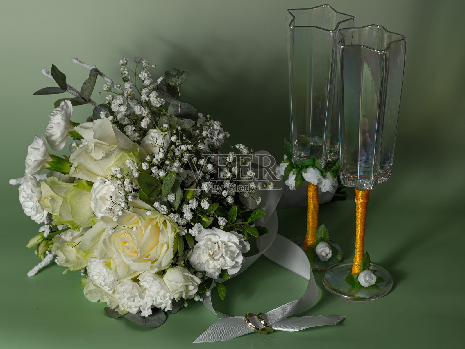 婚礼花束和装饰过的香槟杯照片摄影图片