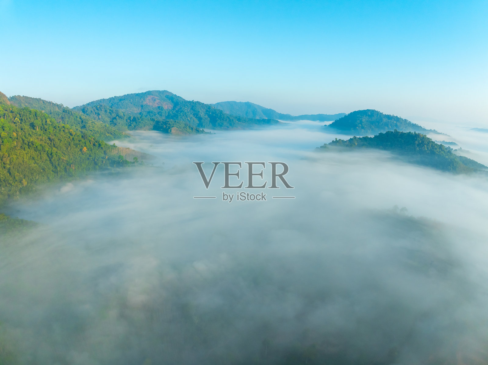 泰国雨林山脉上空飘渺的雾气波涛，鸟瞰云海，壮丽的自然风光，云彩与山峰交织照片摄影图片