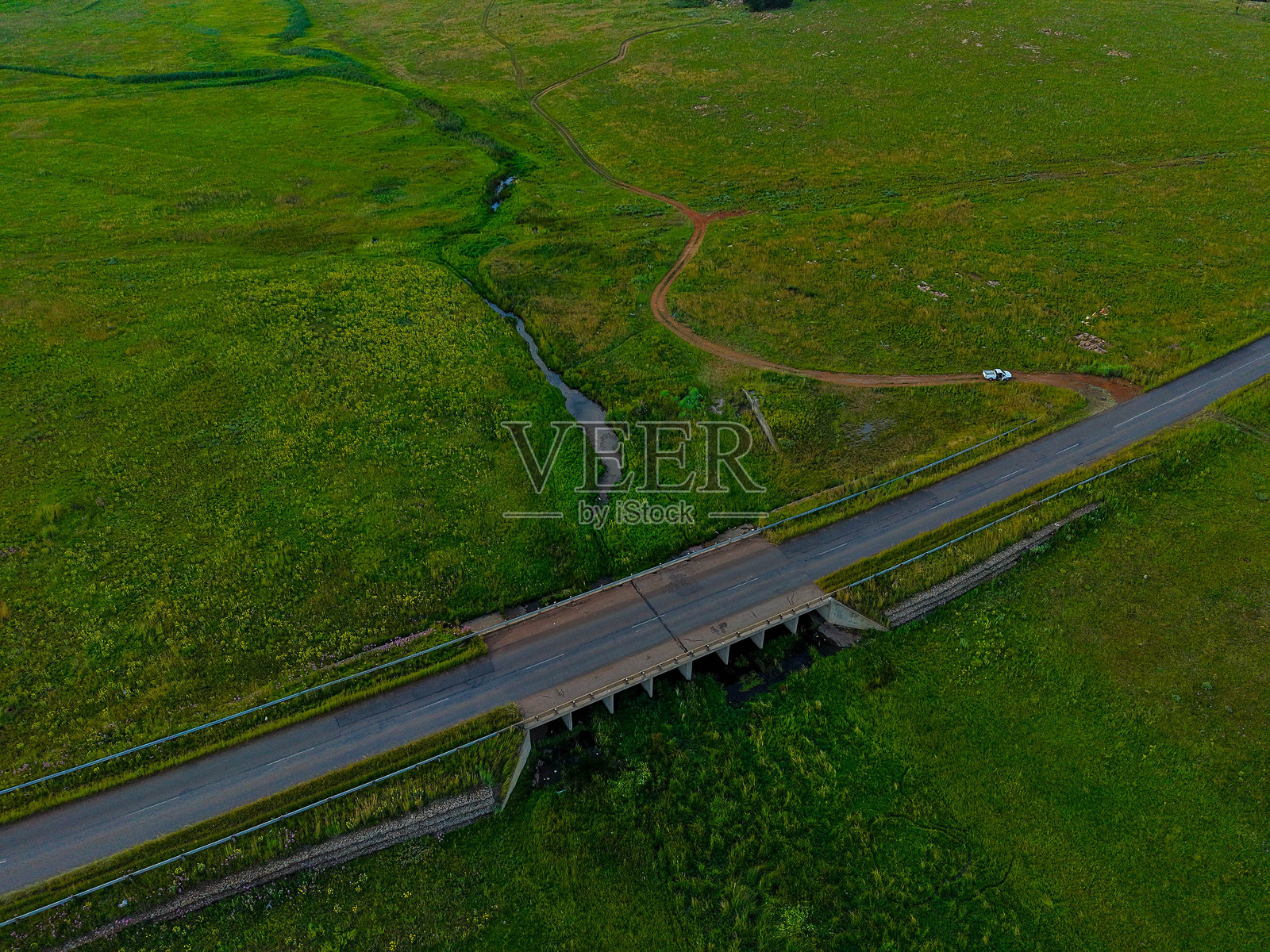 桥和小河照片摄影图片