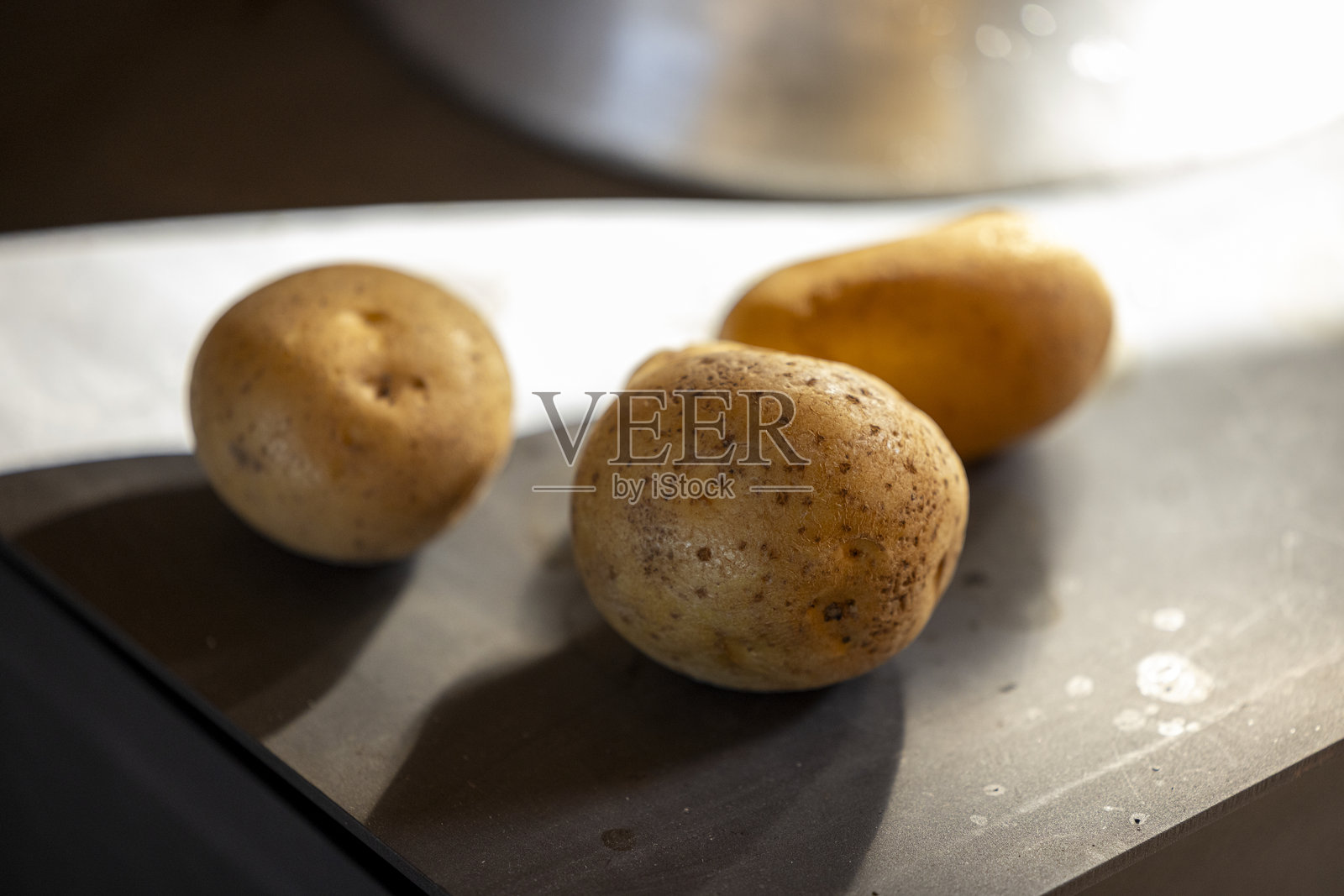 传统炉灶上烹饪的乡村土豆照片摄影图片
