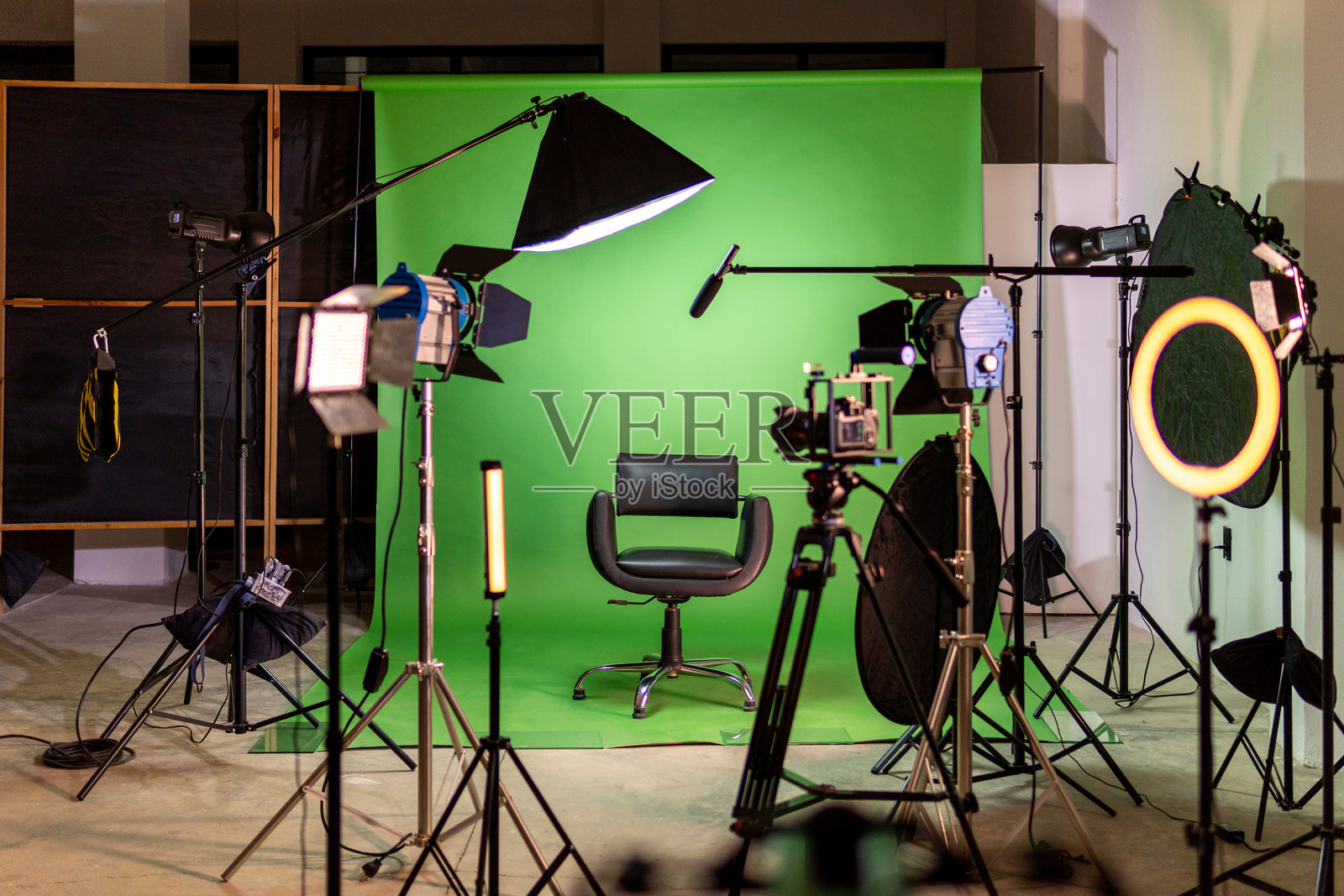 空荡荡的电视制作演播室，已准备好进行拍摄照片摄影图片