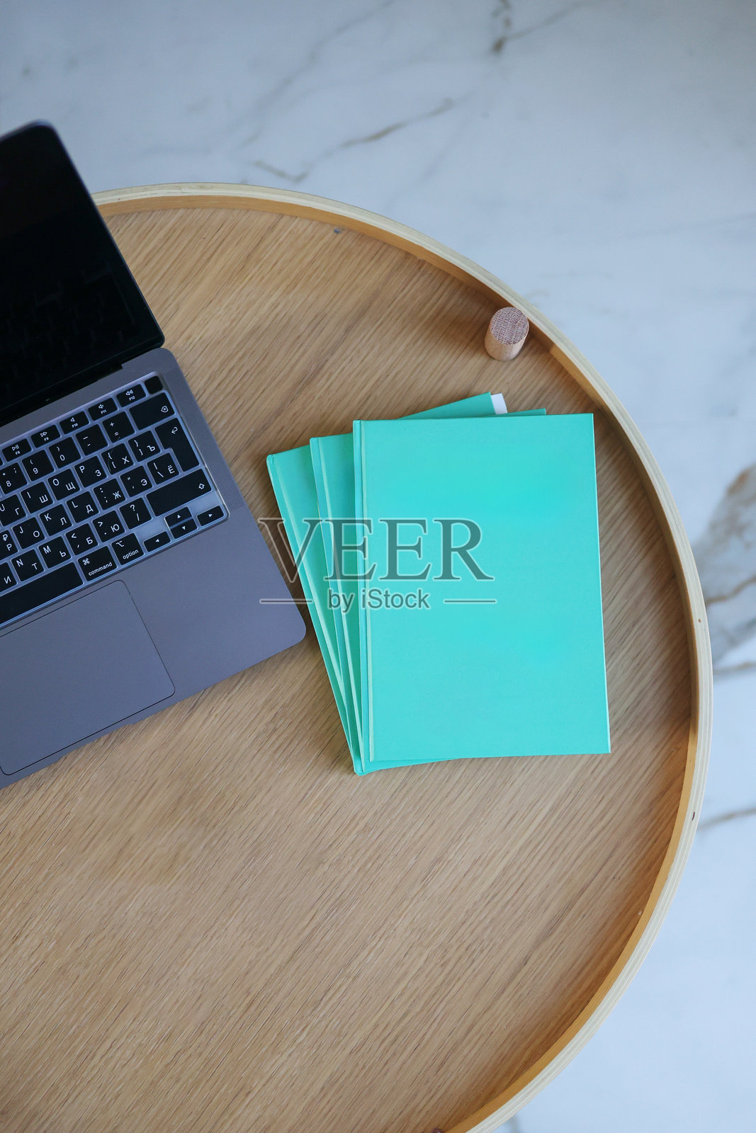 干净书桌的俯视角度，上面放着电脑和空白笔记本。包含商业、教育和组织概念，并留有复制空间。照片摄影图片