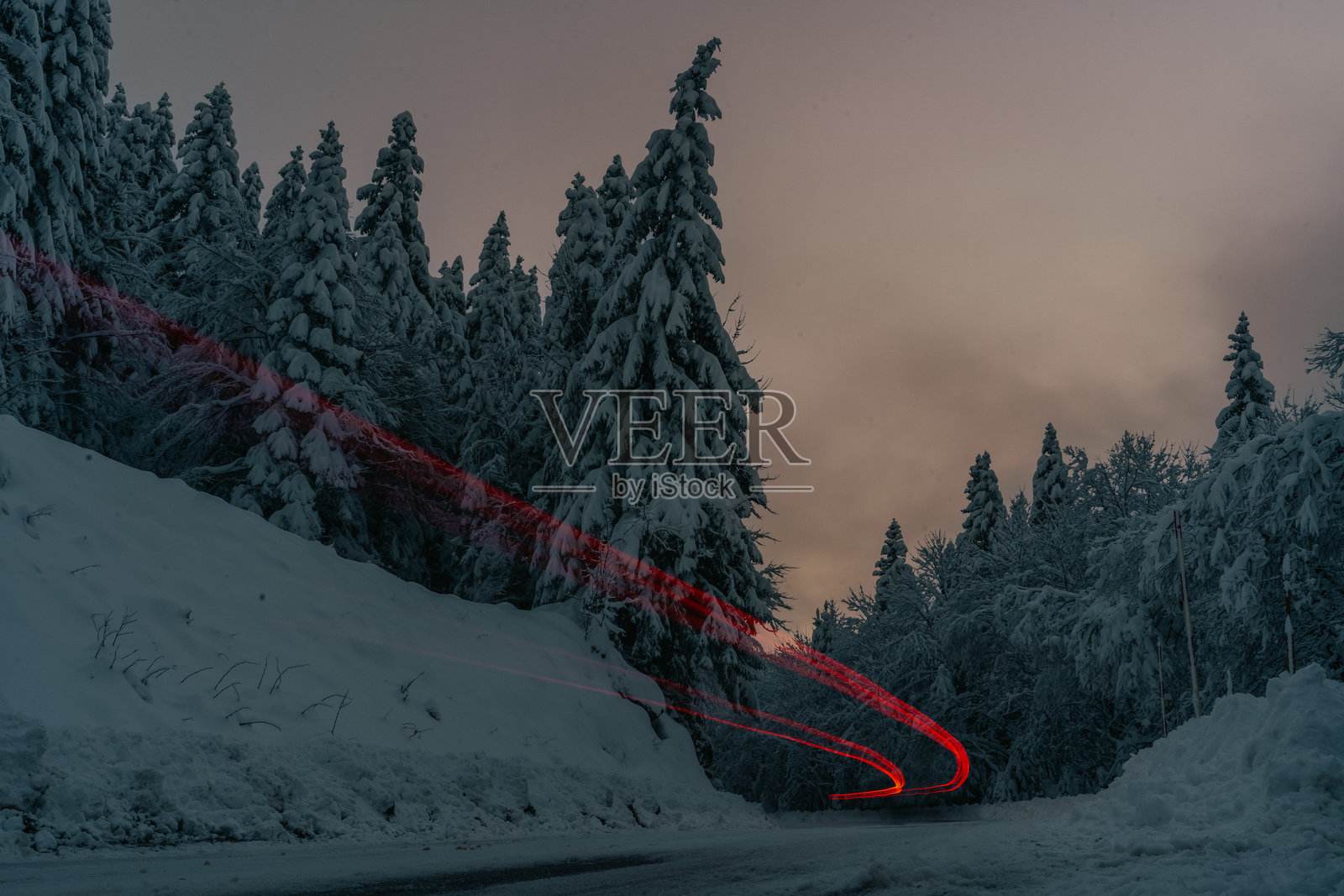 雪地冬林中汽车长曝光摄影照片摄影图片