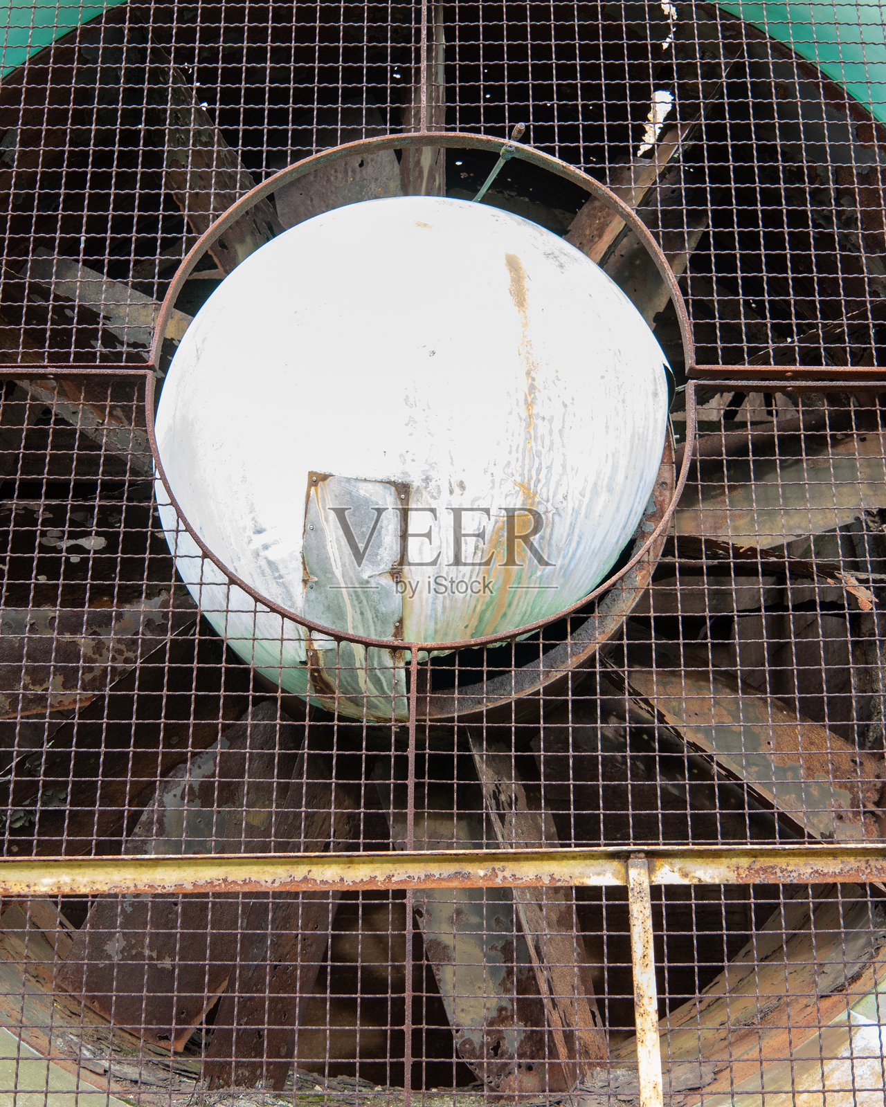 工业区内的大型风扇，展示了布满灰尘的扇叶和金属框架的细节照片摄影图片