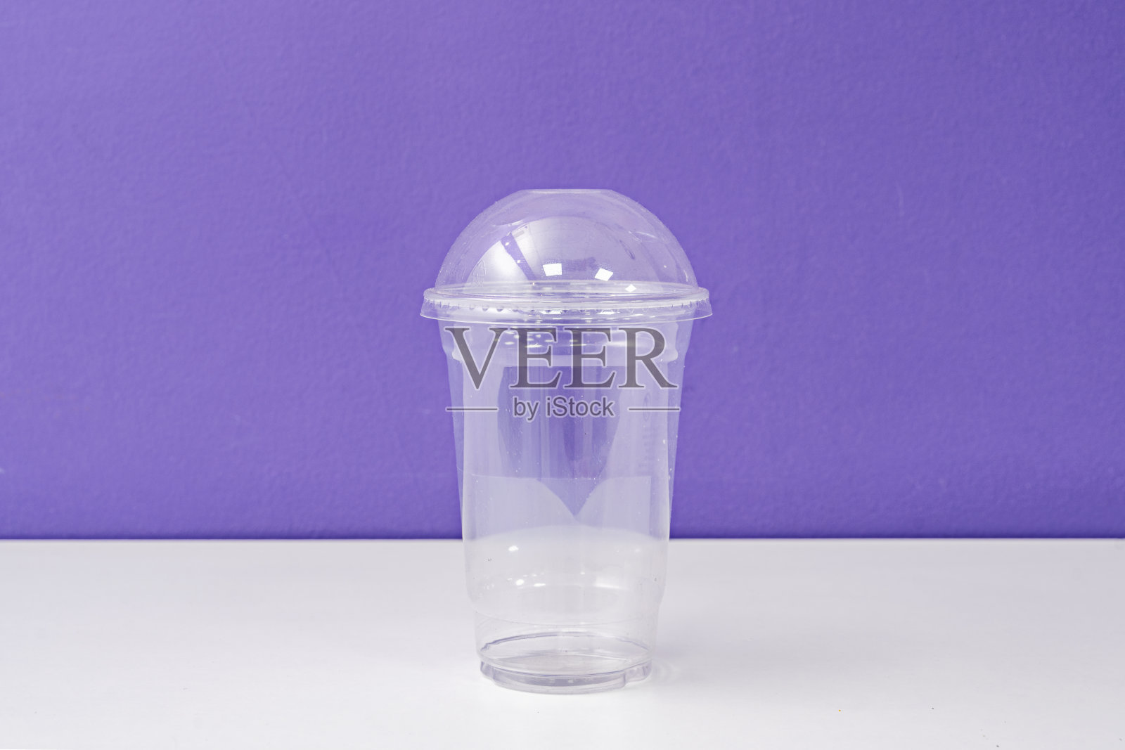 白色架子上的塑料饮料容器照片摄影图片