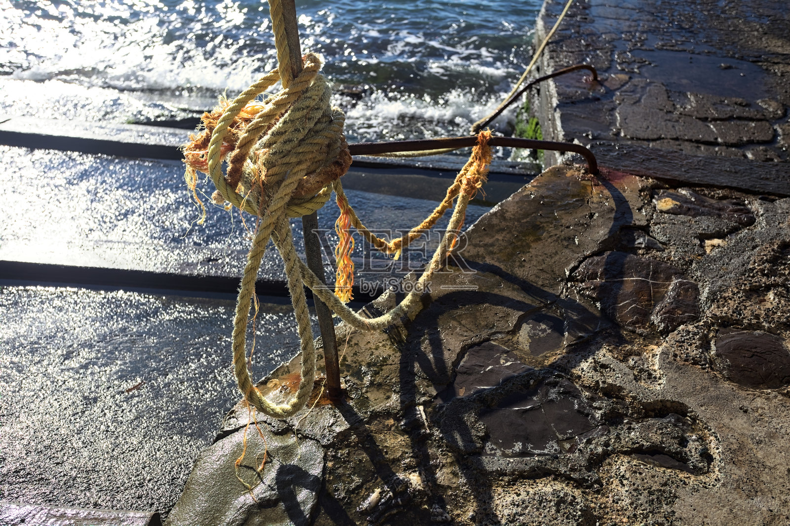 柱子上的黄绳照片摄影图片