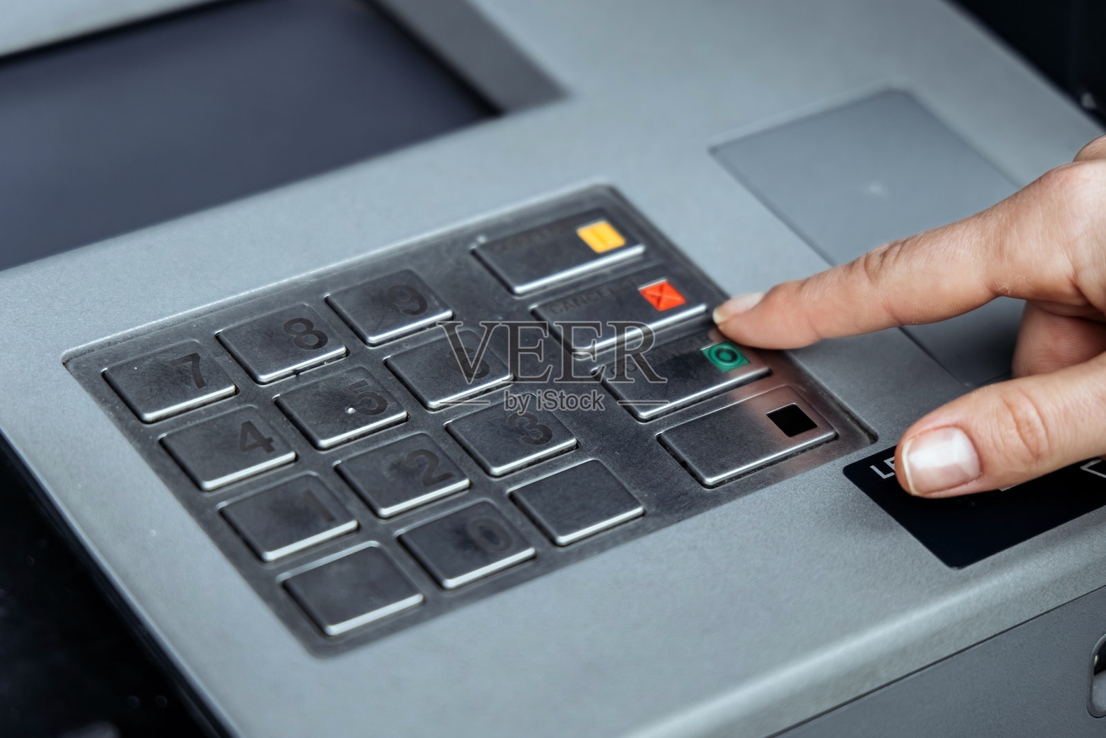 特写：一只手正在ATM机上按按钮照片摄影图片