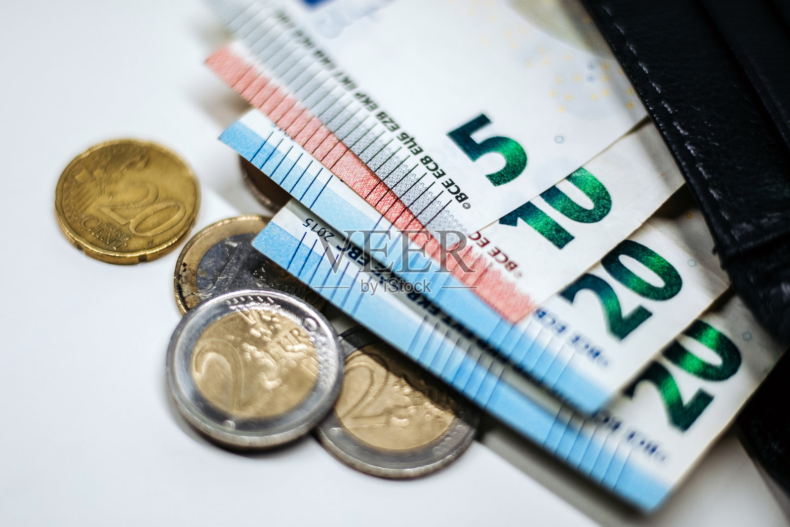 部分打开的黑色钱包特写照片摄影图片