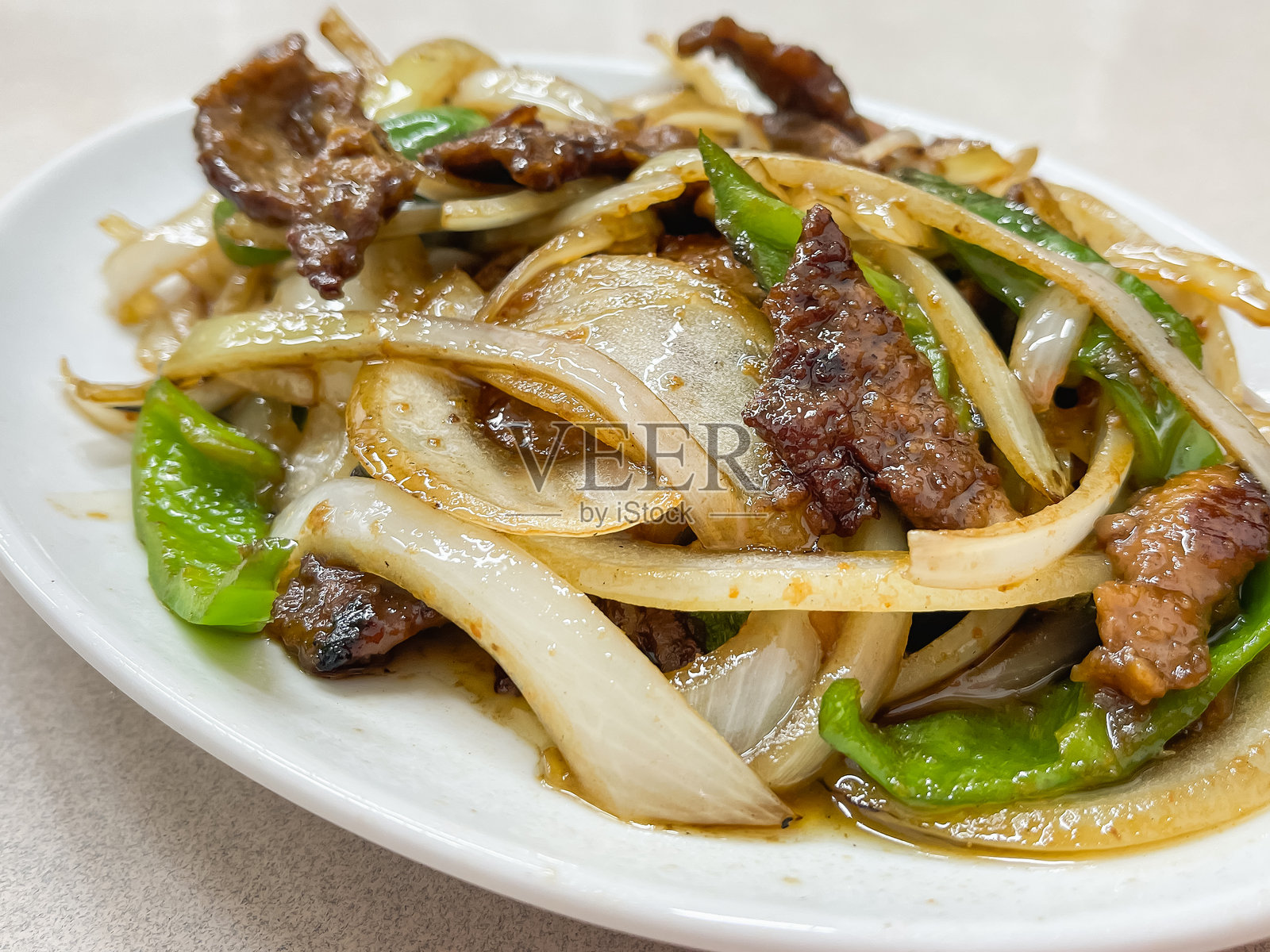 新鲜的牛肝菌炒蔬菜照片摄影图片