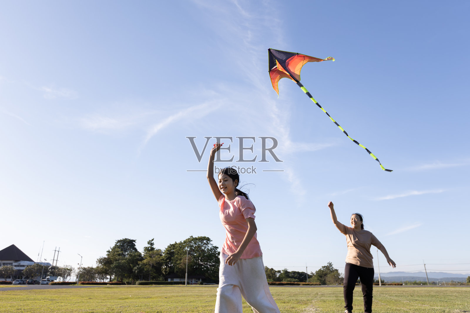亚裔母女在户外一起放风筝照片摄影图片