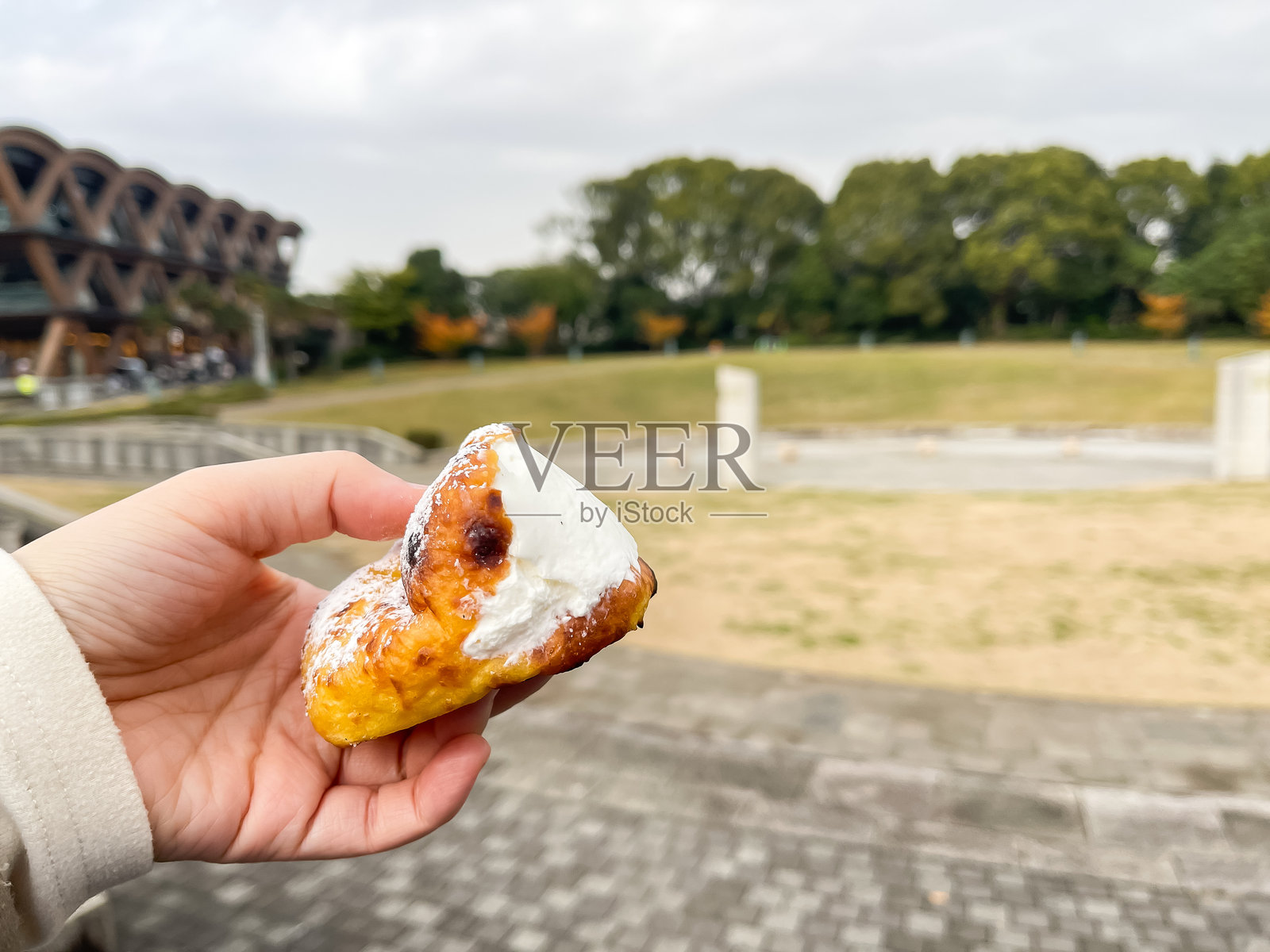 注入了鲜奶油的甜甜圈照片摄影图片