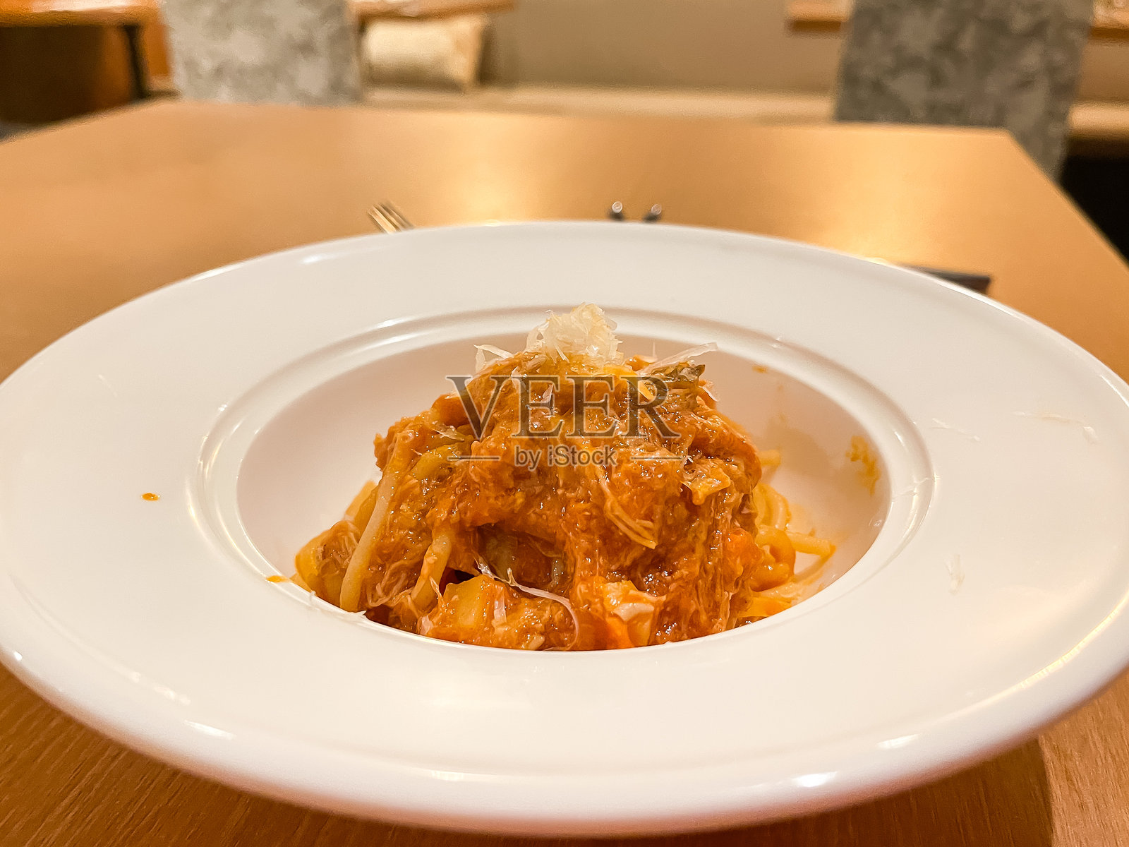 鸡肉番茄酱炒意面照片摄影图片