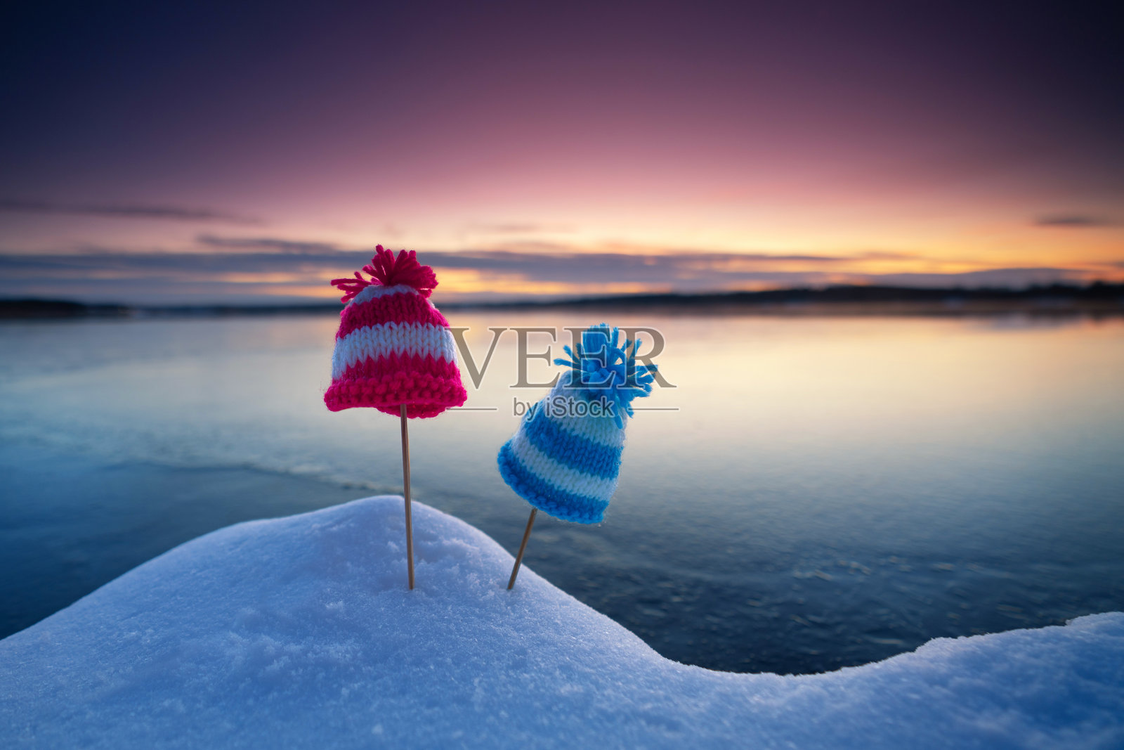 夕阳下的海滩上，可爱的手织异想帽照片摄影图片