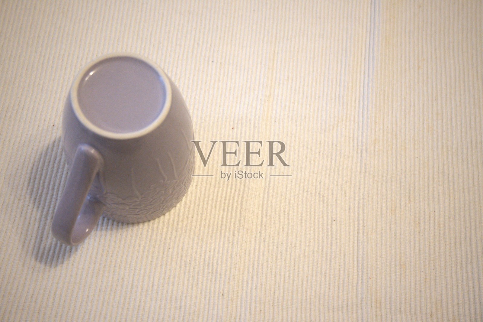 白色背景上空着的淡紫色马克杯，带有复制空间照片摄影图片