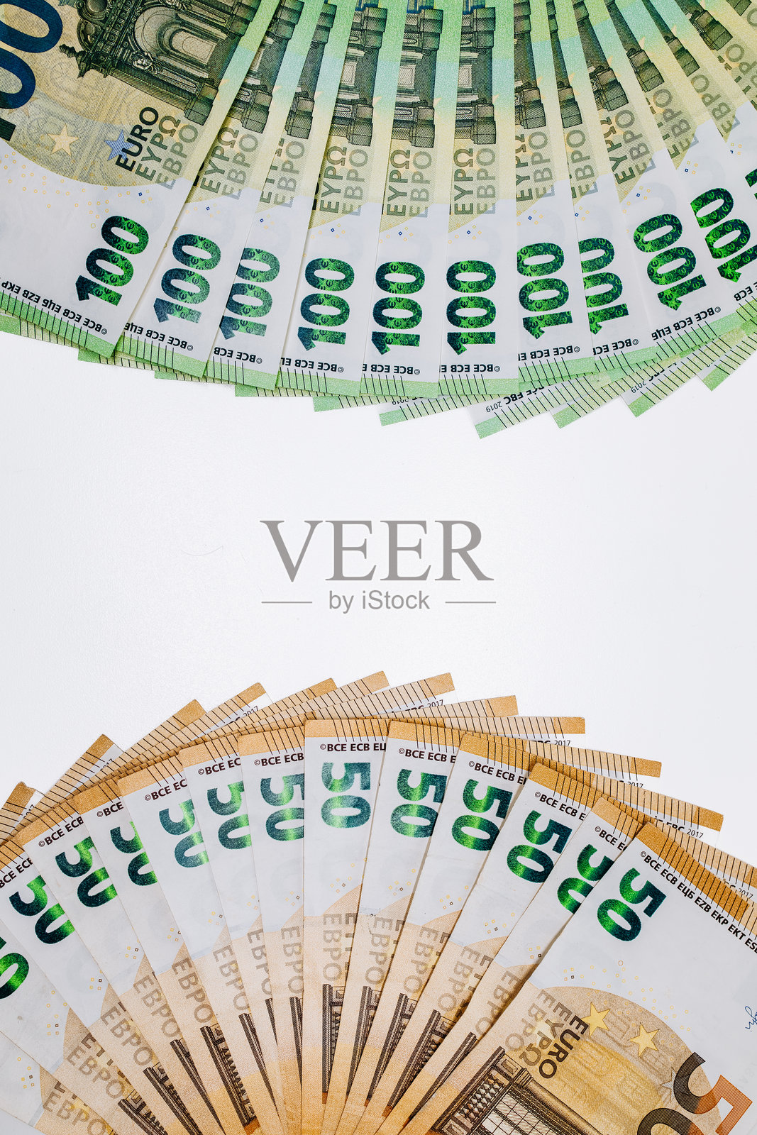 成叠的纸币被扇形展开，展示出不同的面额照片摄影图片