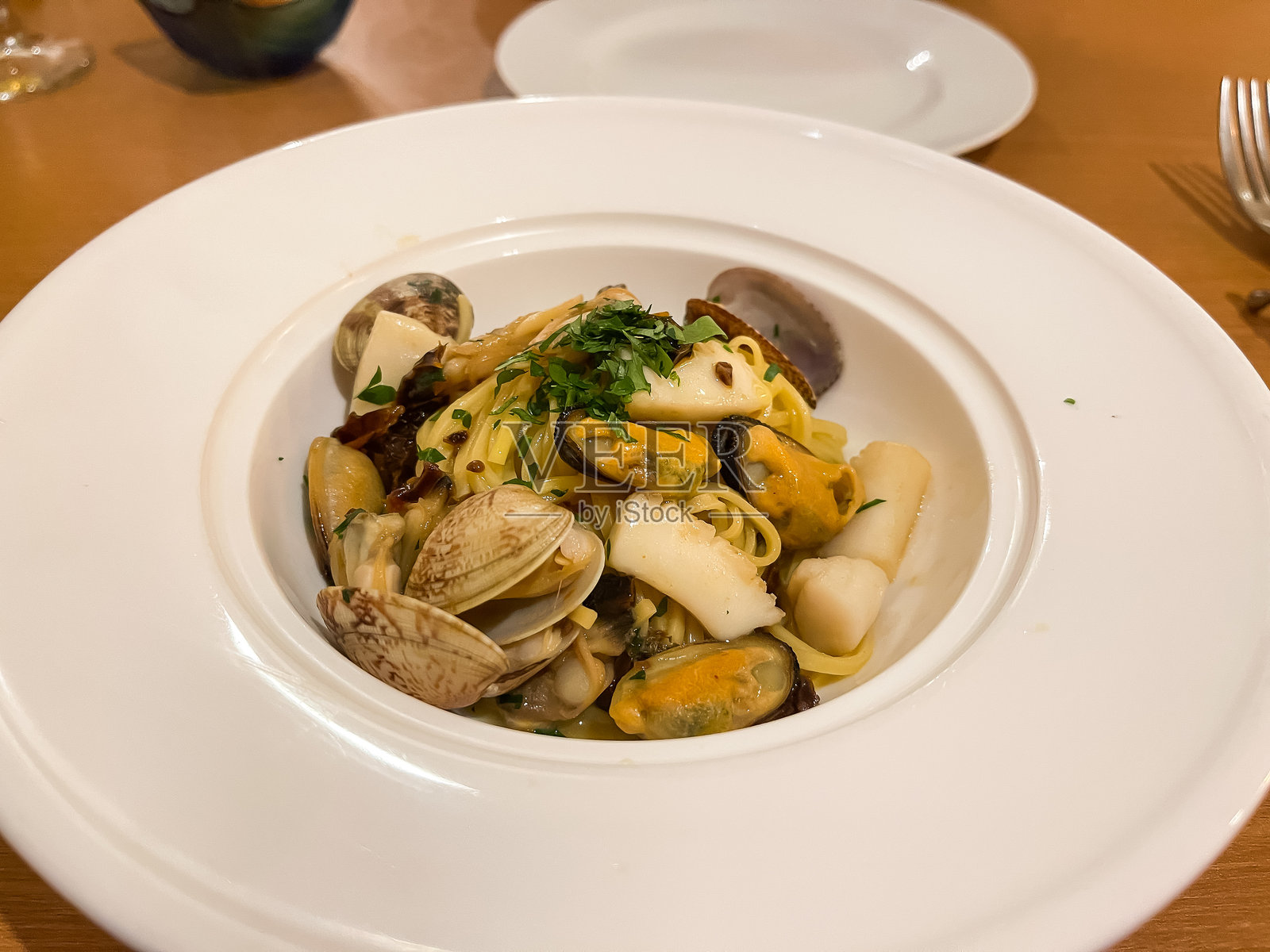 意大利面配蛤蜊、贻贝和鱿鱼照片摄影图片