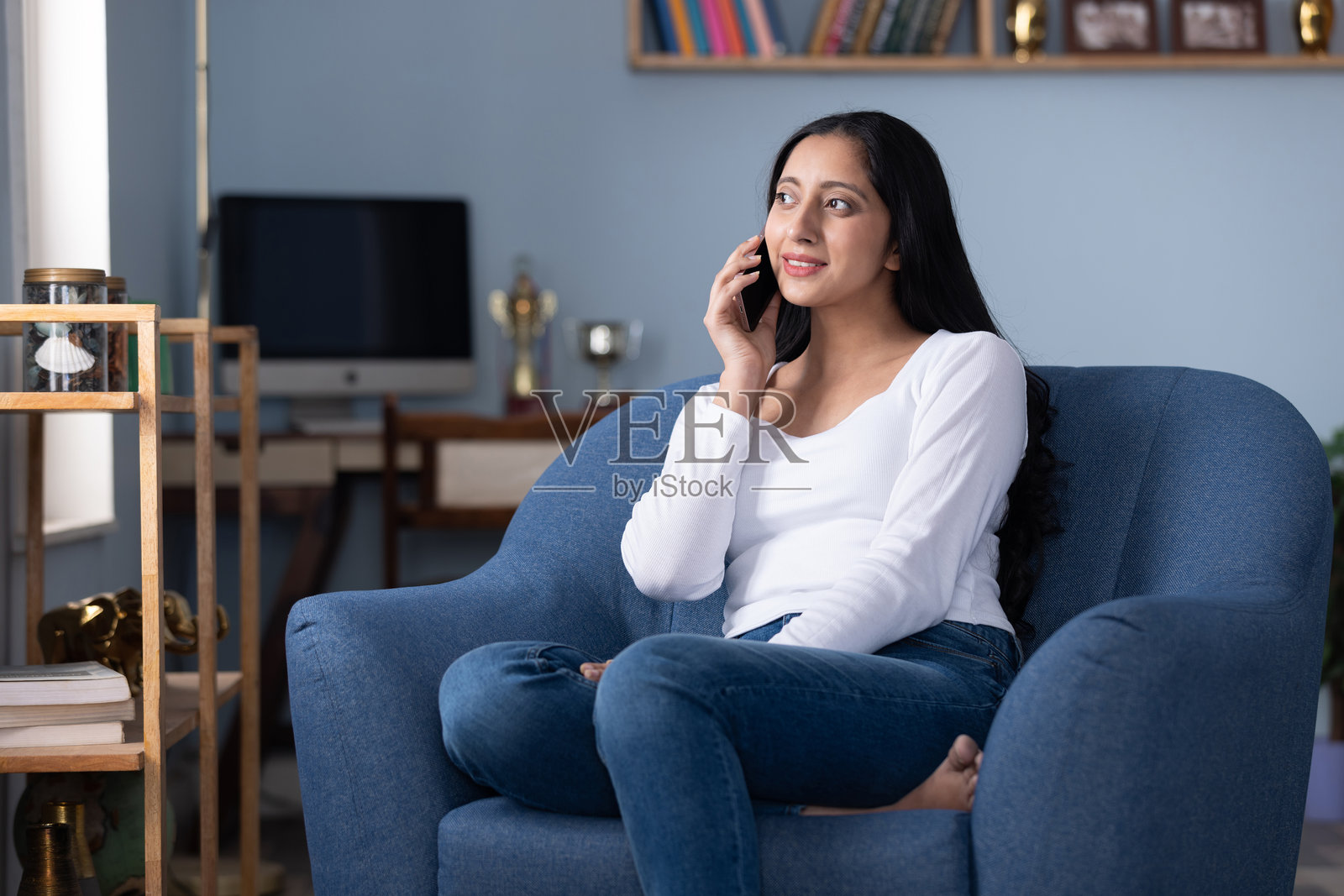 年轻女子坐在沙发上在家使用手机的图片照片摄影图片