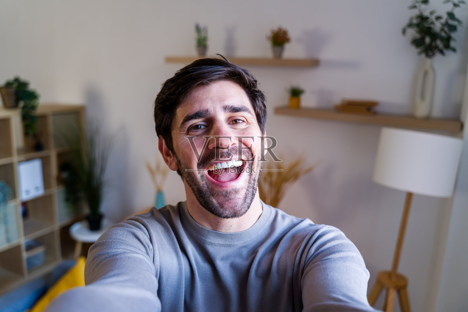 快乐的男人在家自拍大笑照片摄影图片