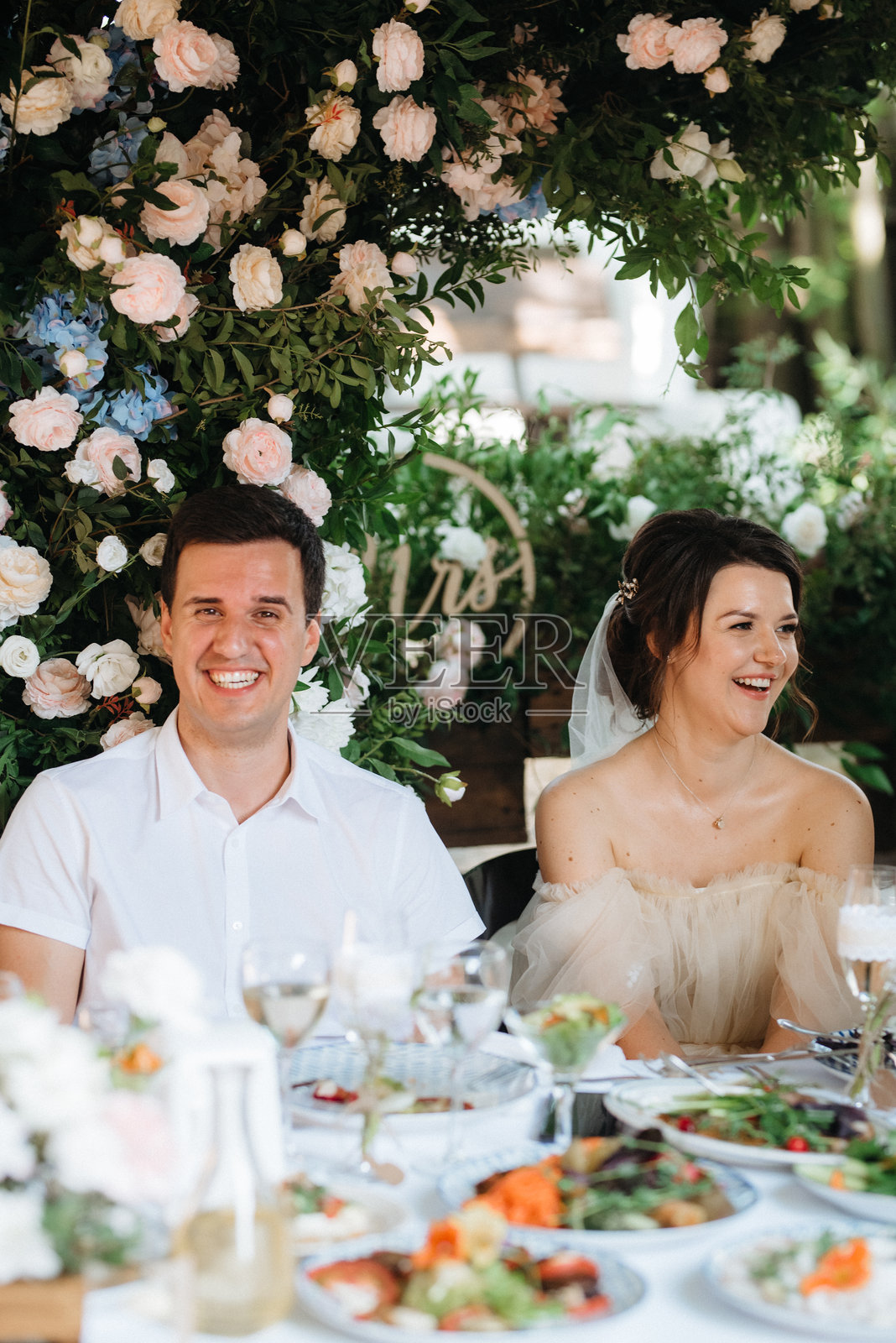 新婚夫妇在主席台上的肖像照照片摄影图片