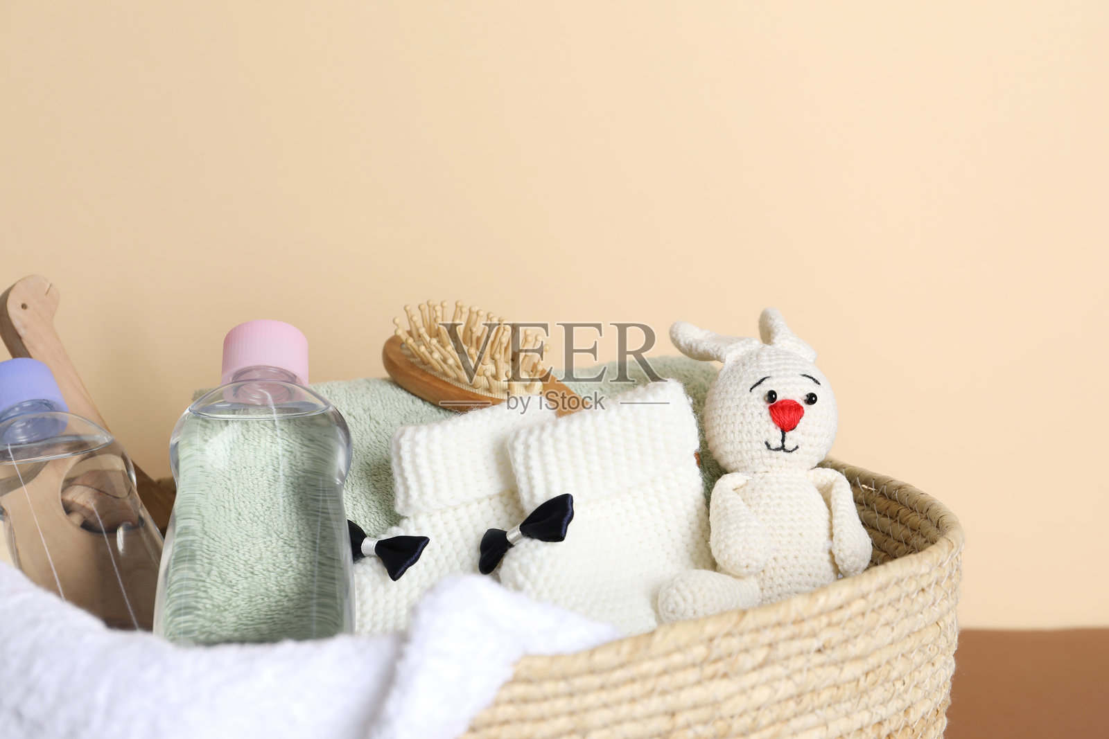 婴儿油、衣物和洗浴用品，俯视。留有文字空间照片摄影图片