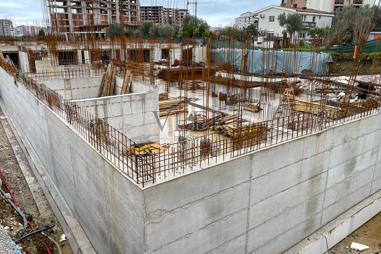 建筑工地住宅楼，墙体保温墙体地下室地面照片摄影图片