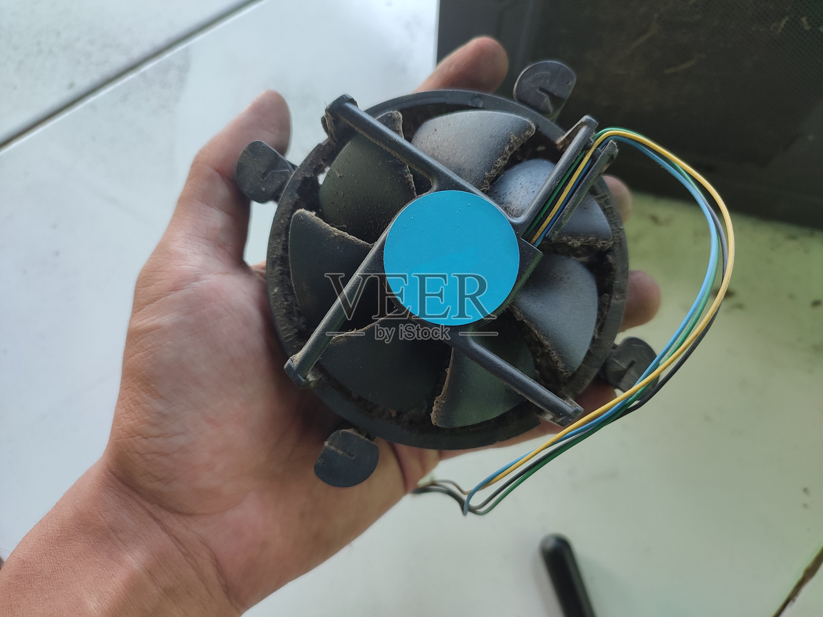 沾满灰尘的CPU散热器，上面留有导热硅脂残留照片摄影图片