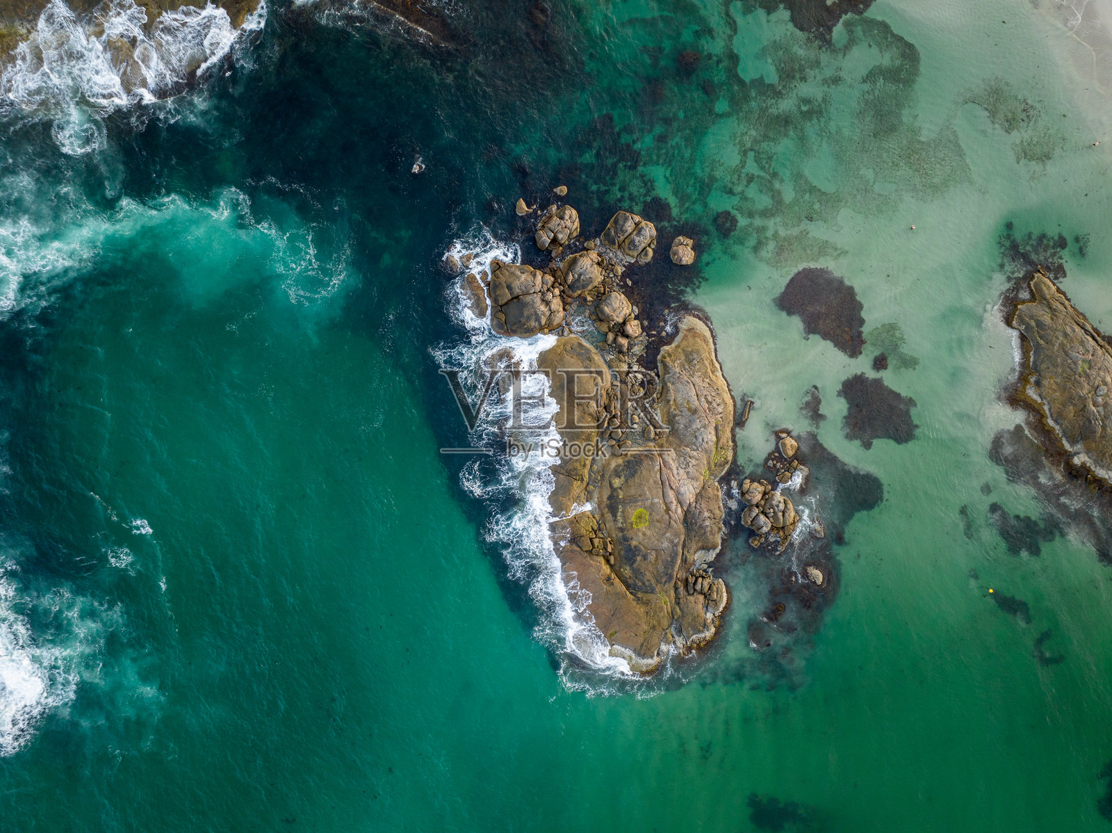 空中视角下的碧绿海水中的岩石礁照片摄影图片