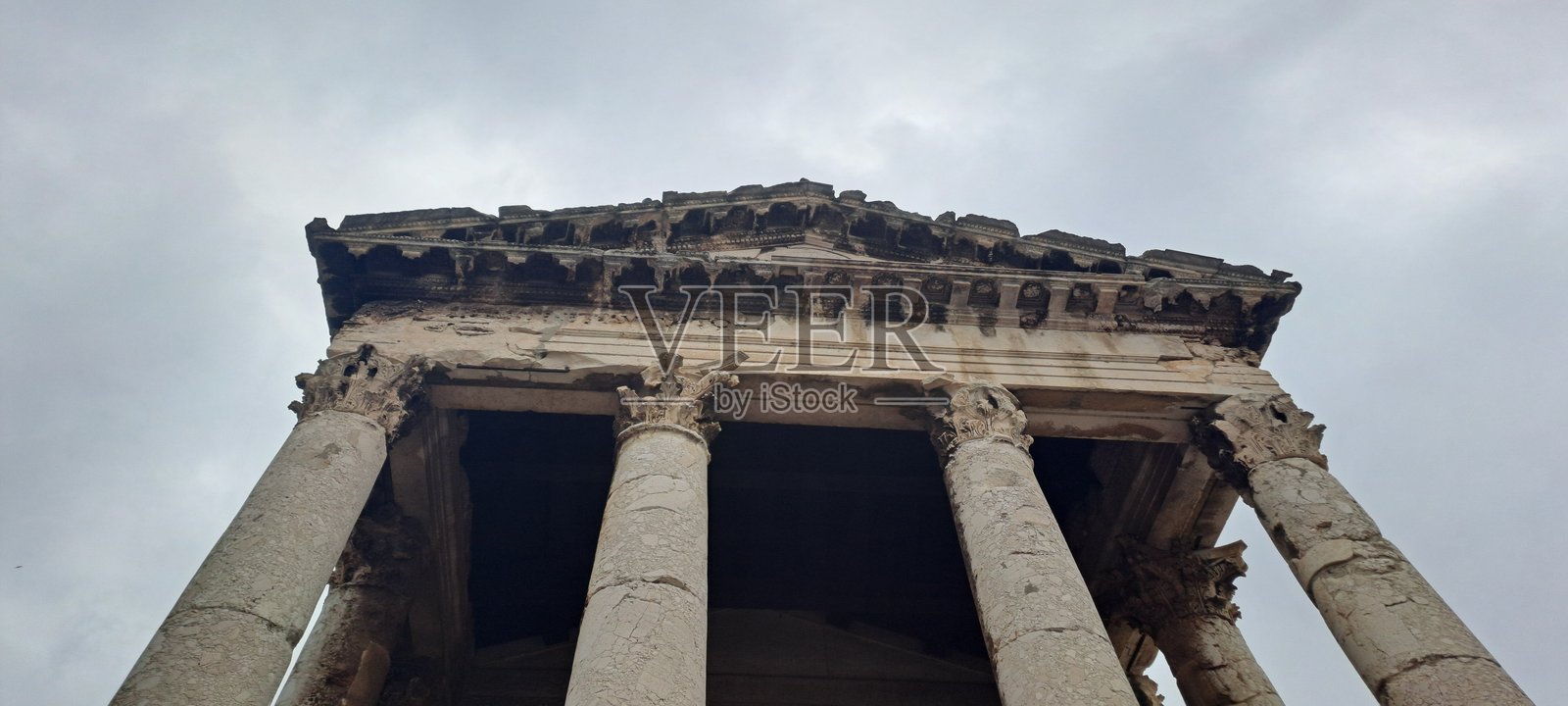 欧洲，克罗地亚，普拉市，奥古斯都罗马神庙，雨天带有楼梯照片摄影图片