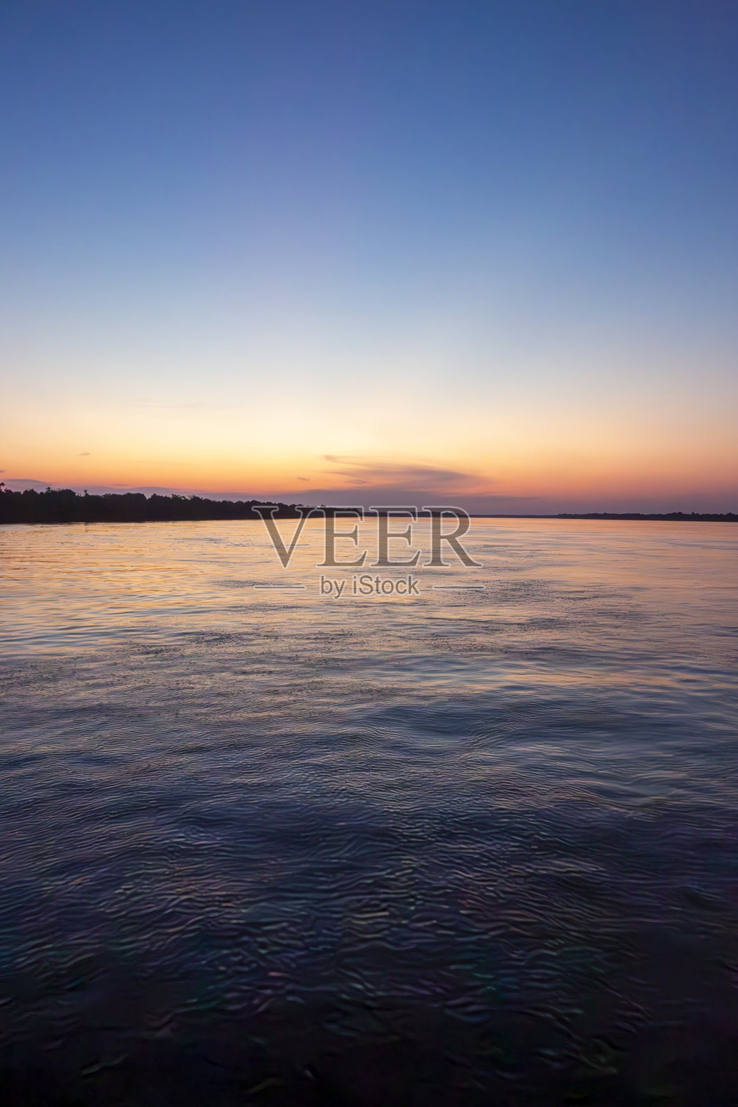 朝霞映照下的巴西亚马逊，尼格罗河的日出照片摄影图片