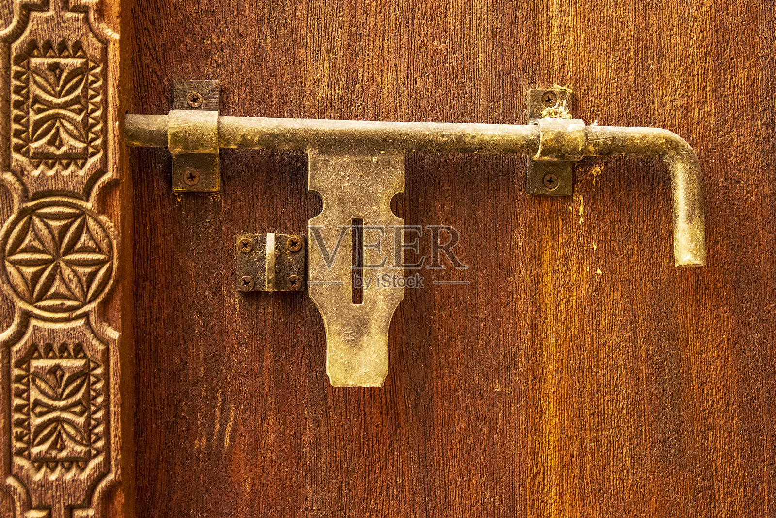 阿联酋，迪拜。伊本·白图泰购物中心，杰贝勒·阿里村。华丽雕刻门上的锁闩。照片摄影图片