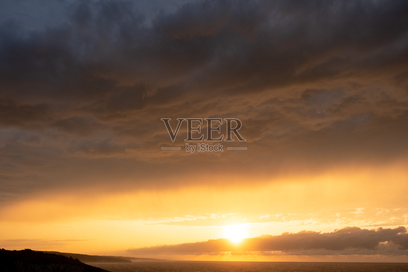 夕阳下的天空与云彩照片摄影图片