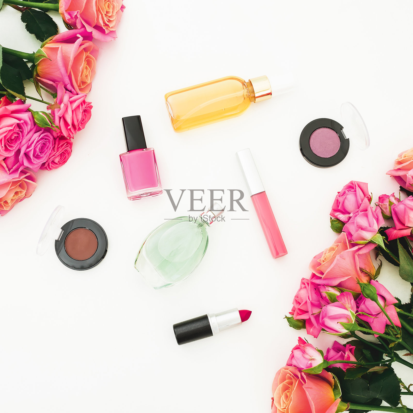 白色背景上的美妆平铺，配有化妆品和粉色玫瑰，展现女性化的化妆与护肤概念照片摄影图片