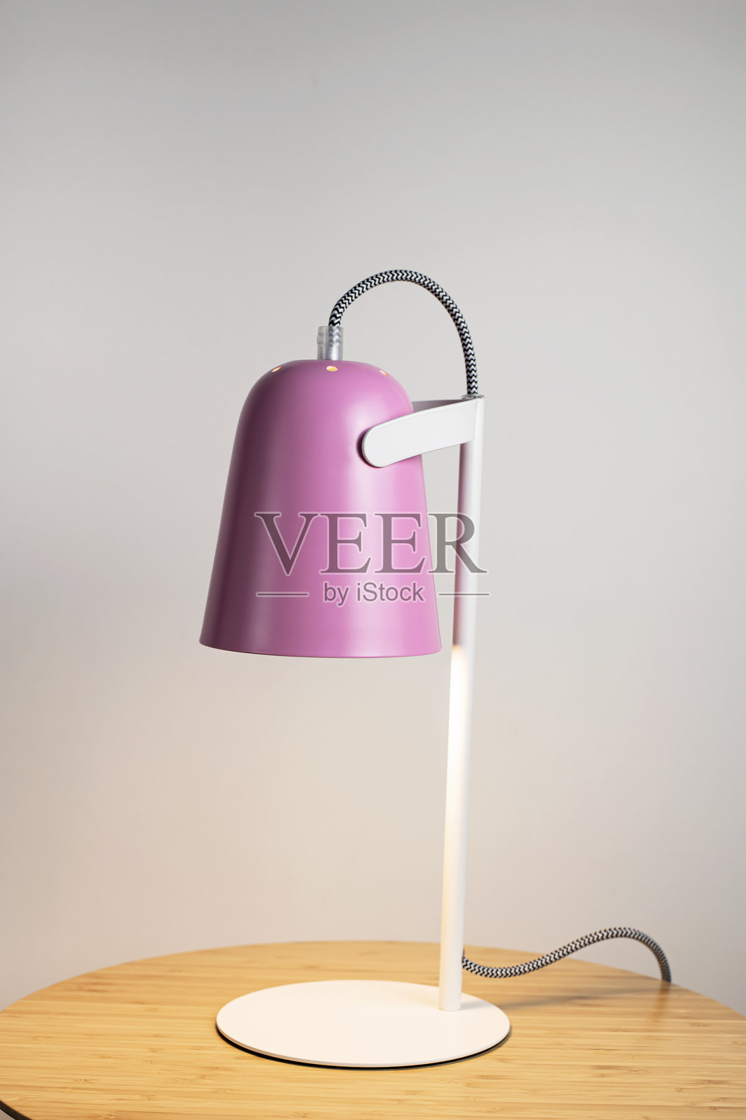 灯光，台灯，灯，室内装饰，电力。现代台灯平铺在浅色背景上。金属设计师台灯。儿童粉色台灯。单一的家具。照片摄影图片