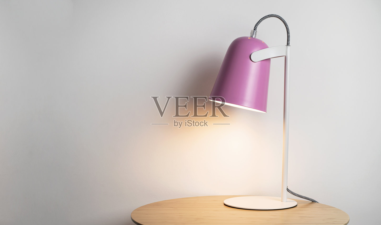 灯光，台灯，光线，室内装饰，电力。现代台灯平铺在浅色背景上。金属设计师台灯。儿童粉色台灯。单一的家具照片摄影图片