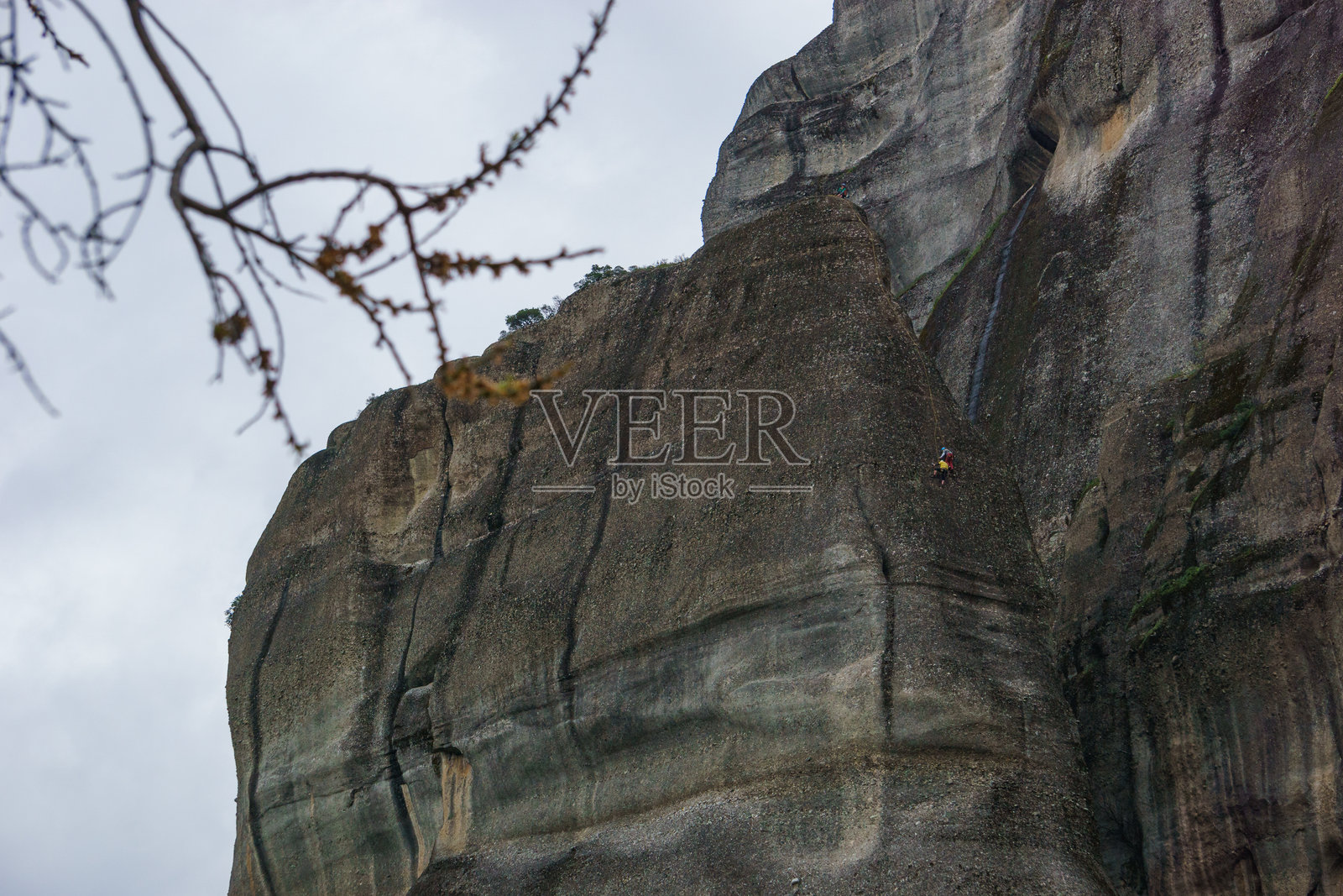 游客在希腊色萨利州卡兰巴卡的迈泰奥拉岩石群上攀爬绳索照片摄影图片