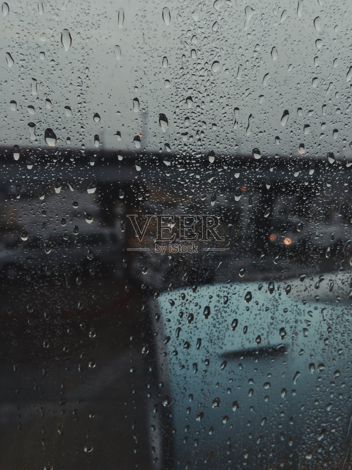 飞机舷窗上的雨——多变的旅行氛围e照片摄影图片
