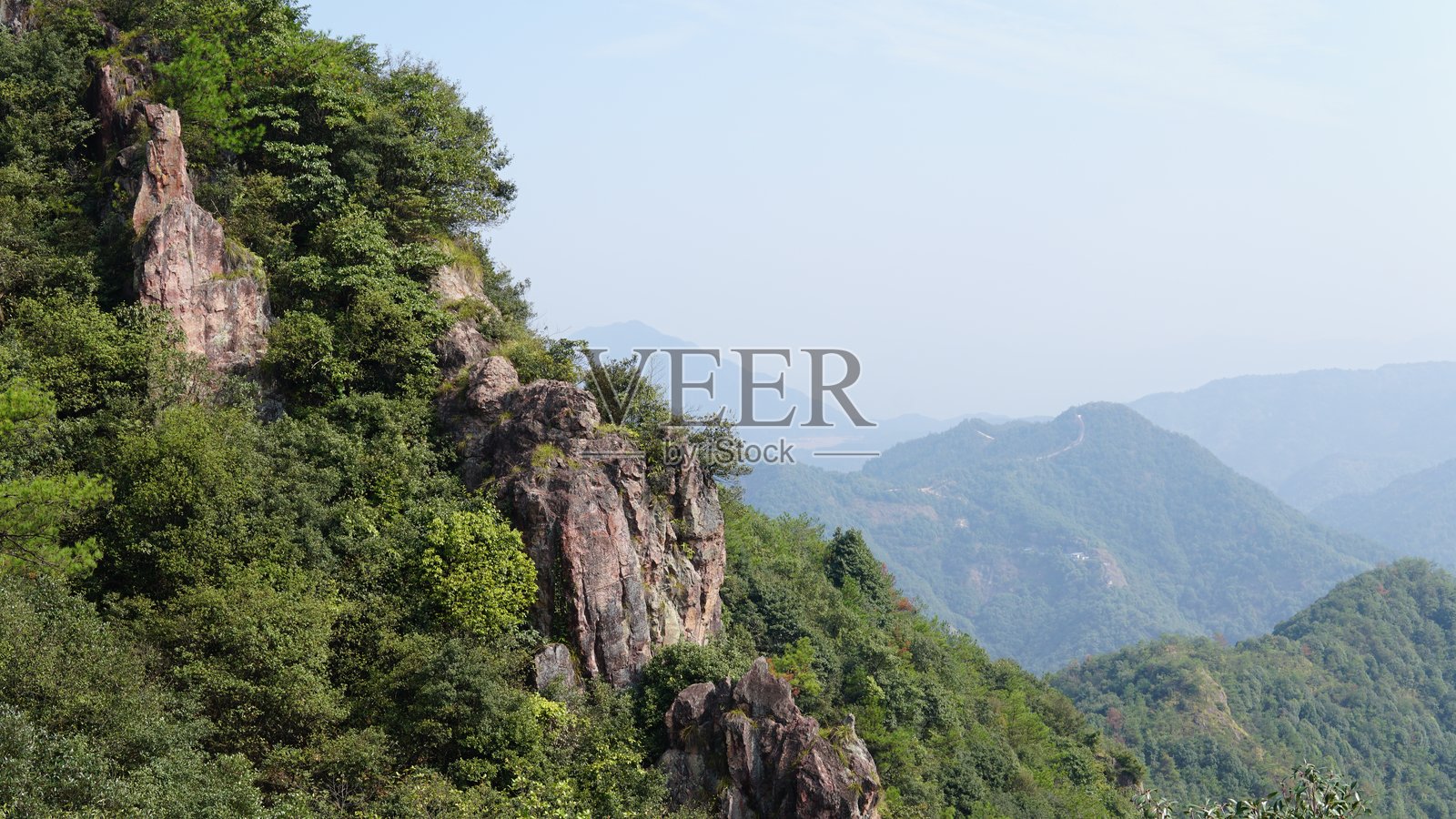 金华山秋景——浙江金色的山峦与宁静的森林照片摄影图片