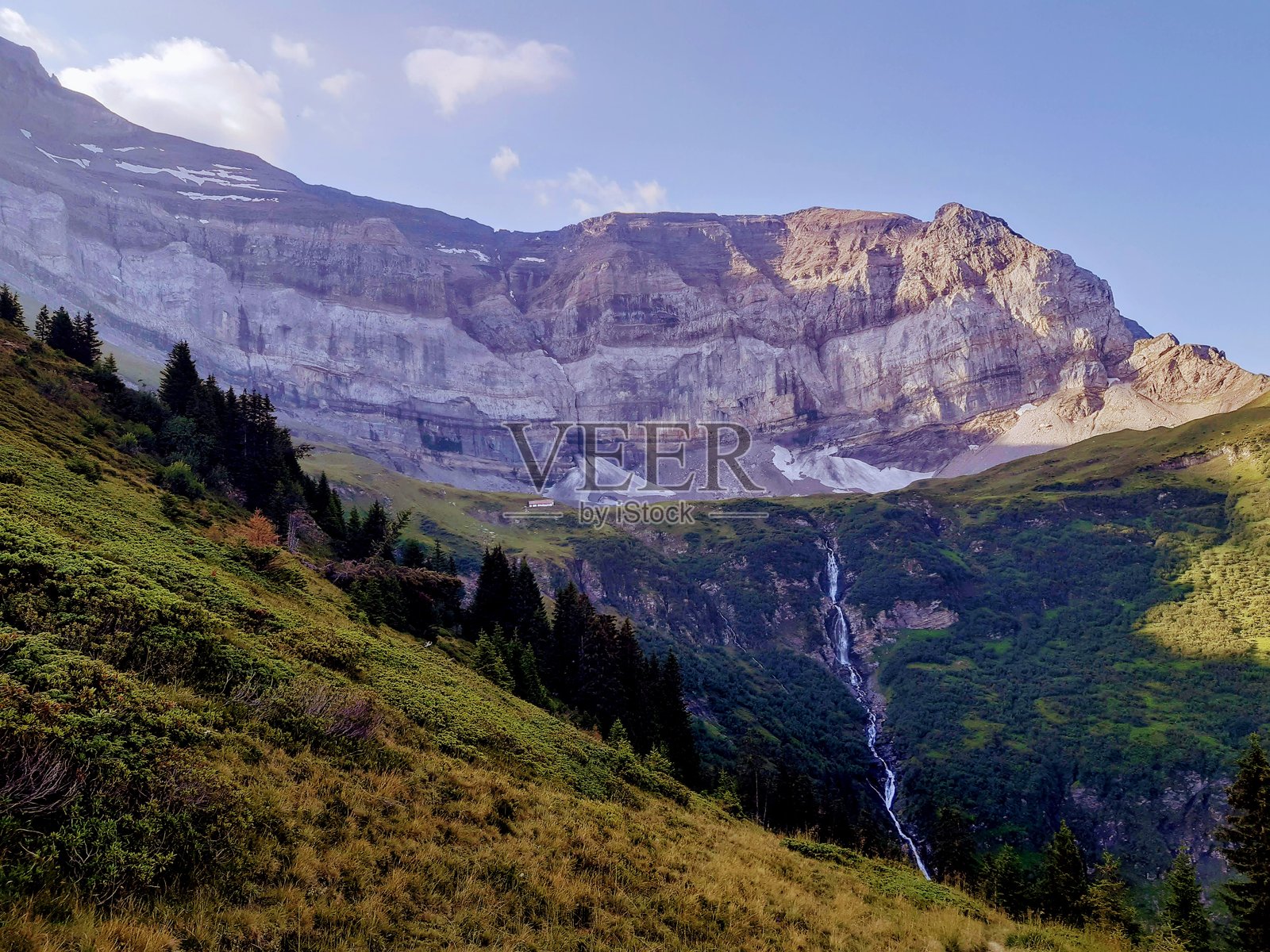 俯瞰安特姆湖盆地上的迪安特迪米迪山峰照片摄影图片