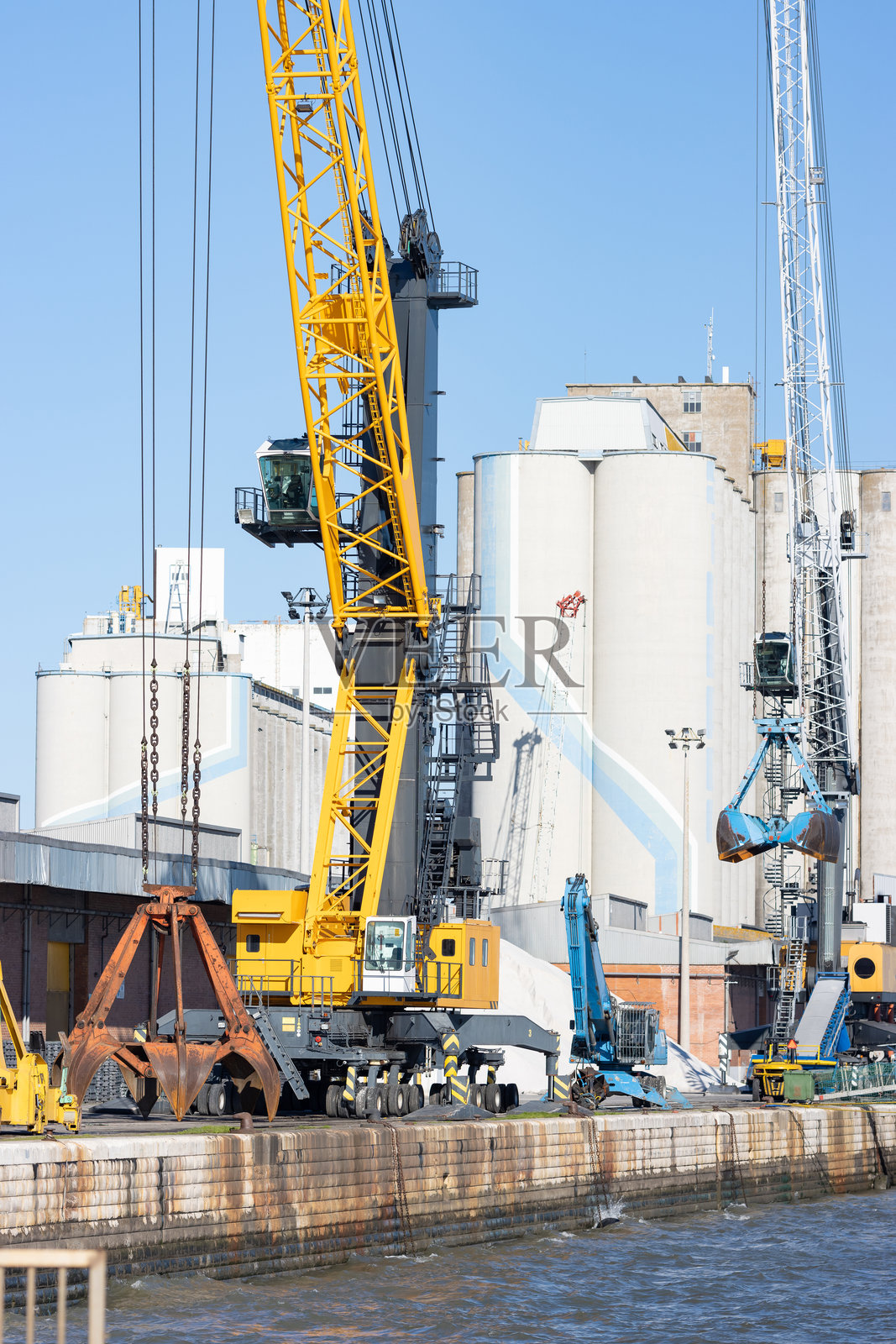 货运起重机在港口运行照片摄影图片