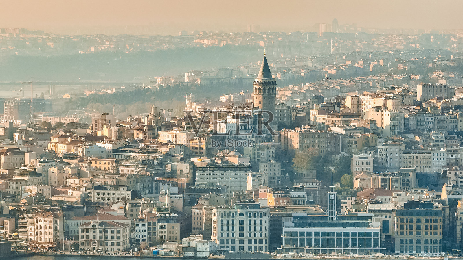土耳其伊斯坦布尔加拉太塔，城市雾景，柔和的天际线色调与富有氛围的城市景观。2022年11月2日，土耳其伊斯坦布尔。照片摄影图片