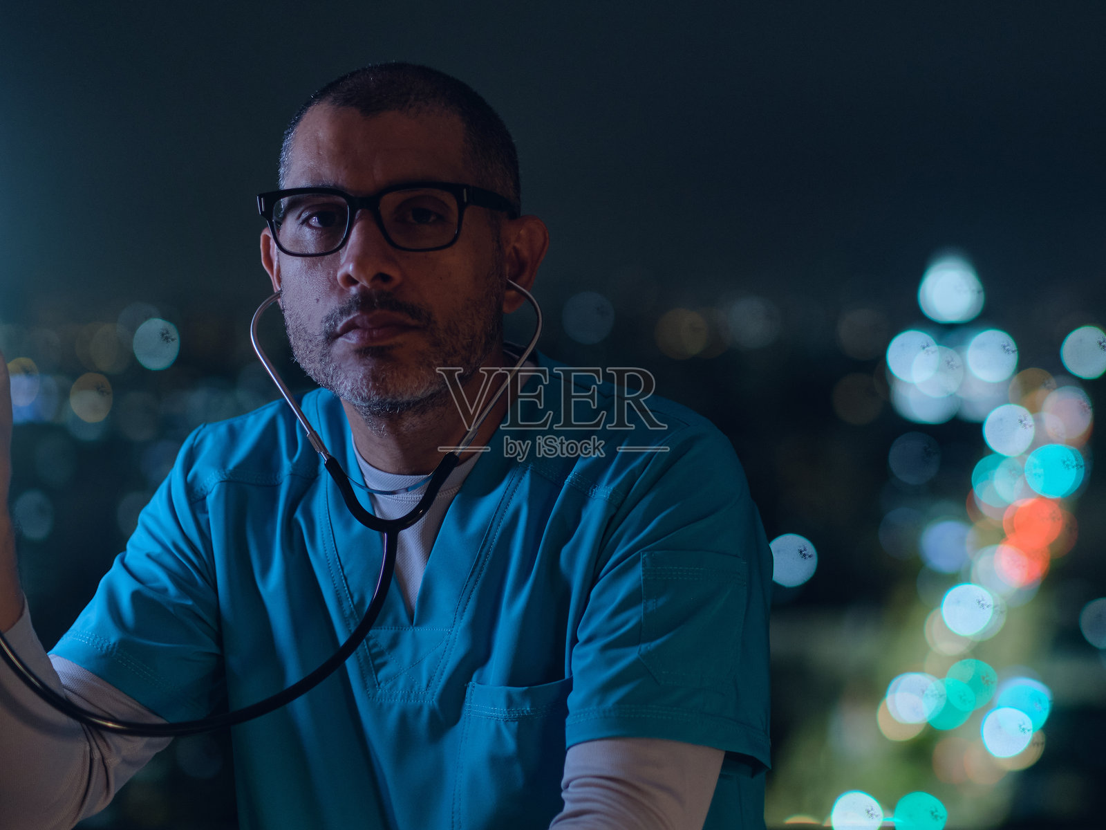 医护人员在城市灯光的映衬下值夜班照片摄影图片