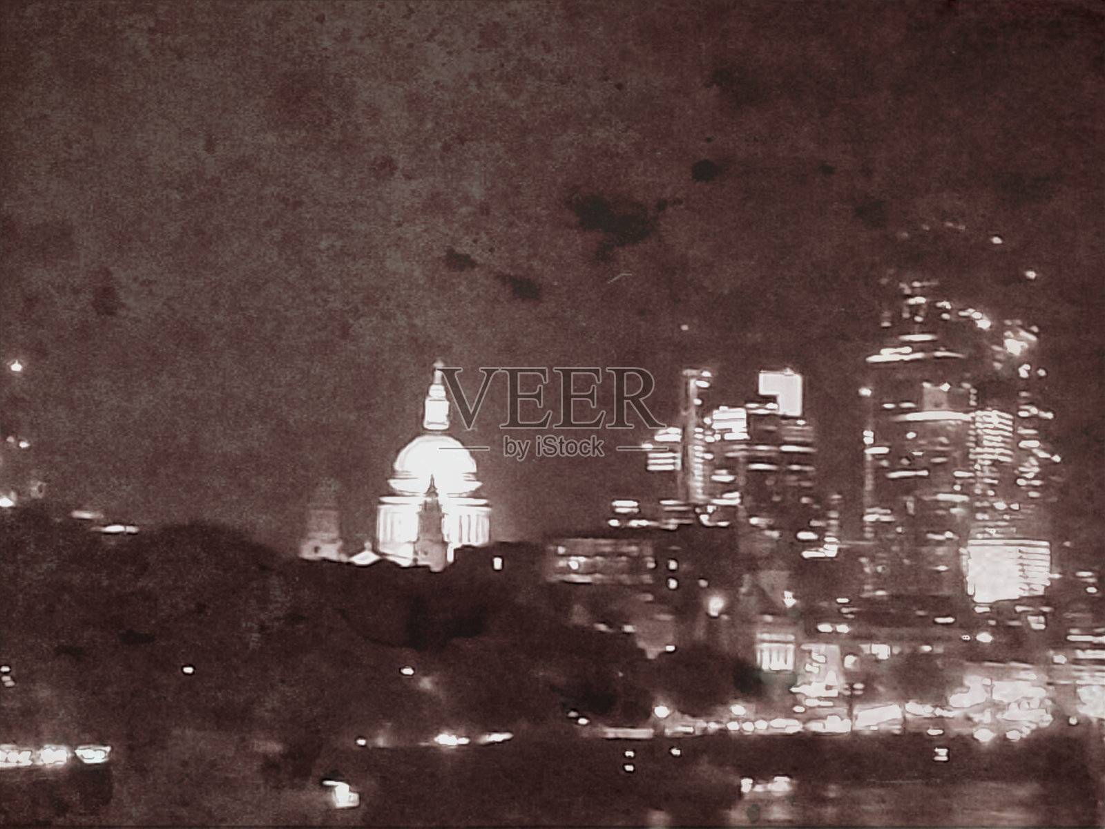 伦敦圣保罗大教堂灯光璀璨，滨水天际线与现代摩天大楼交相辉映照片摄影图片