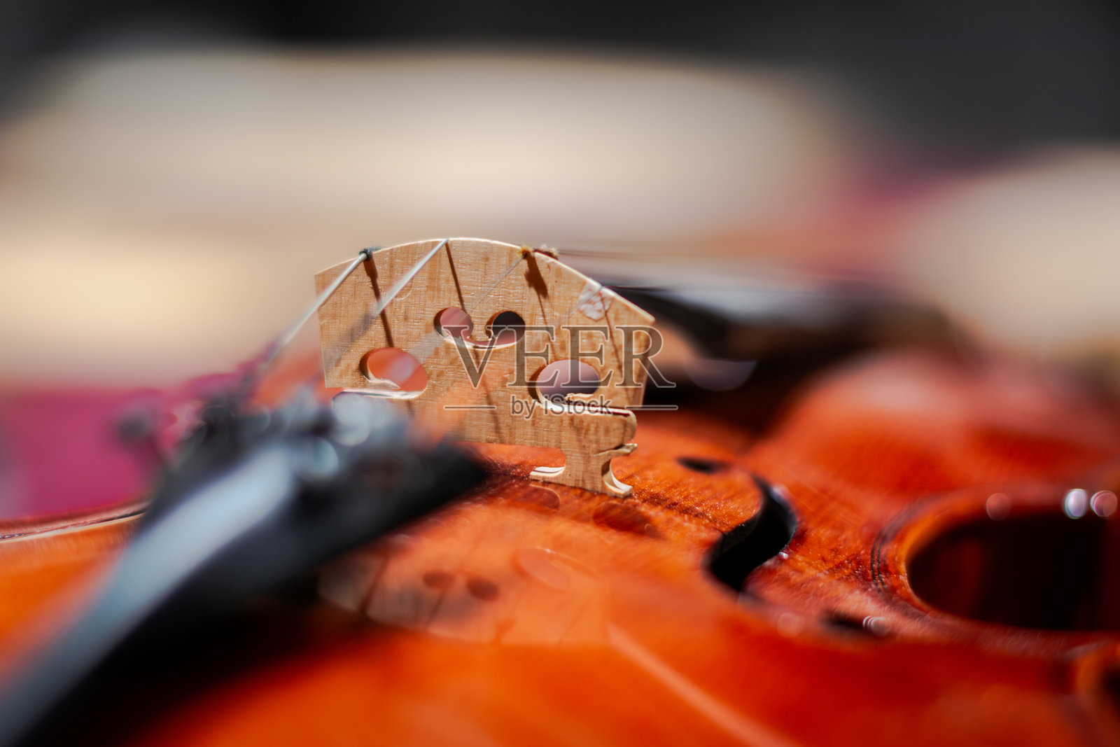 制琴师，制作弦乐器的艺术。小提琴及细节。照片摄影图片