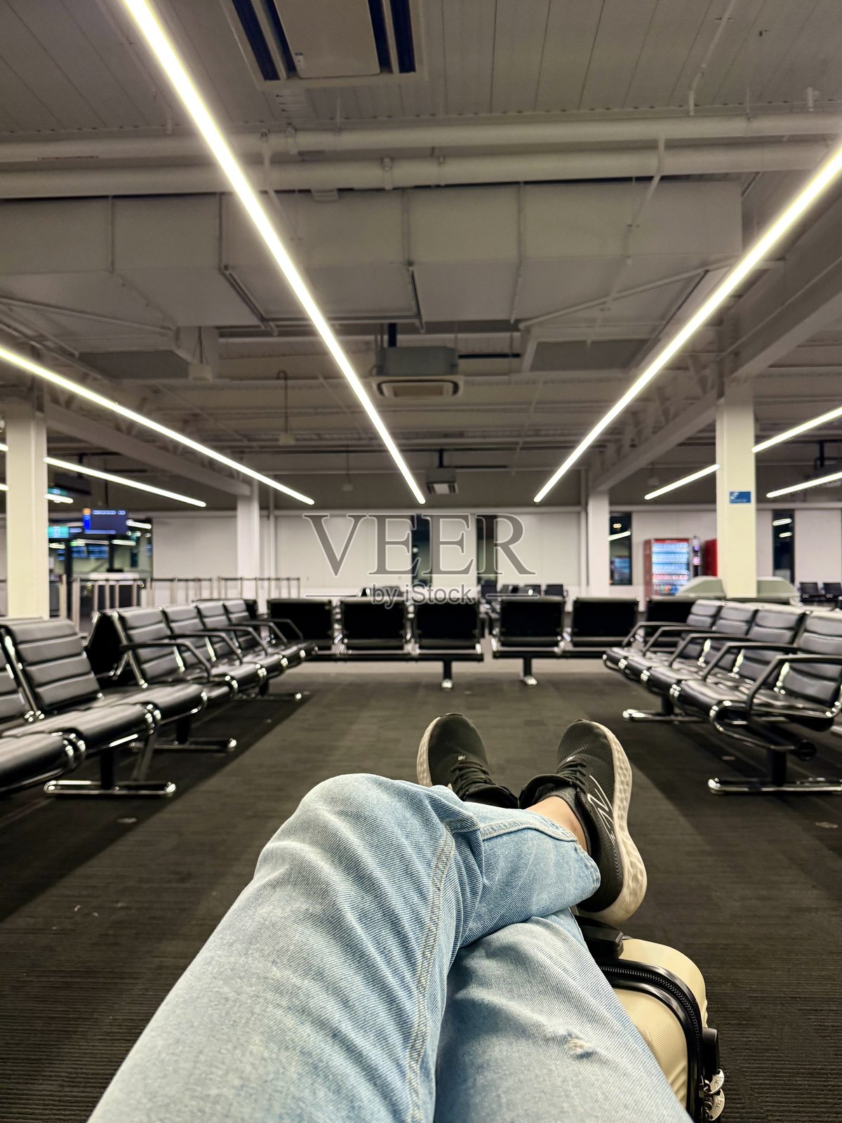 独自一人在机场照片摄影图片