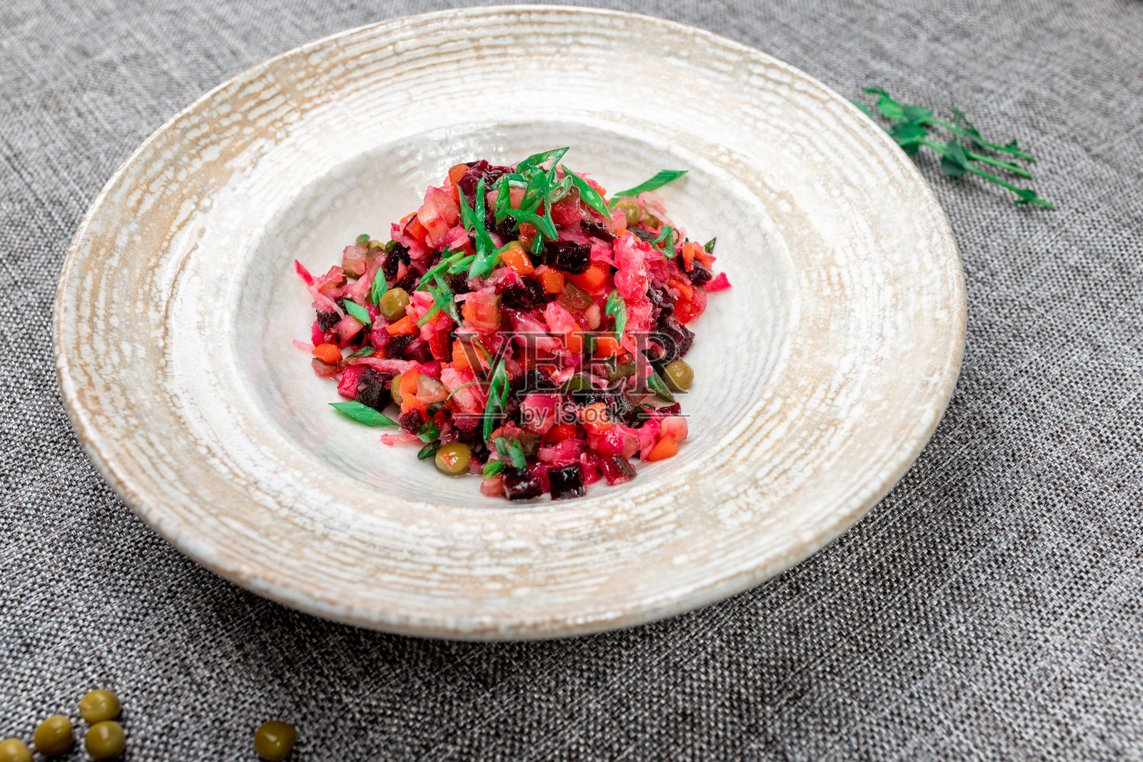 传统俄式维纳格雷特沙拉，含有混合蔬菜和青豆，作为冷盘开胃菜供应照片摄影图片