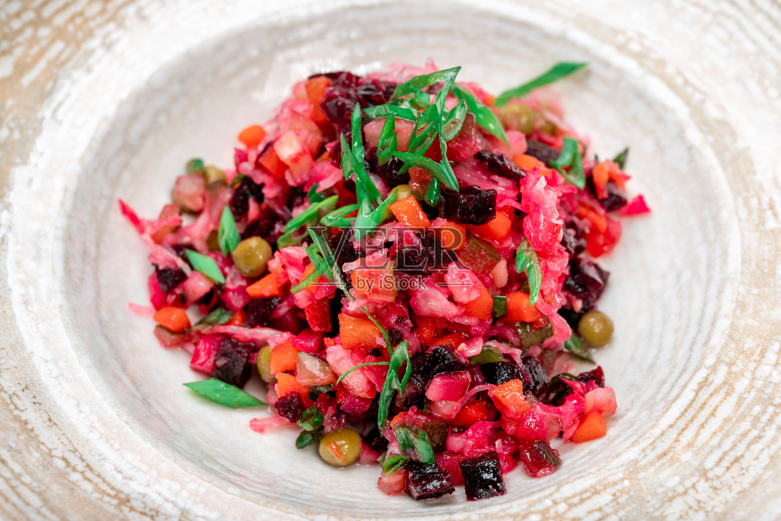 传统的俄式维奈格瑞特沙拉，含有混合蔬菜和青豆，作为素食菜肴供应照片摄影图片